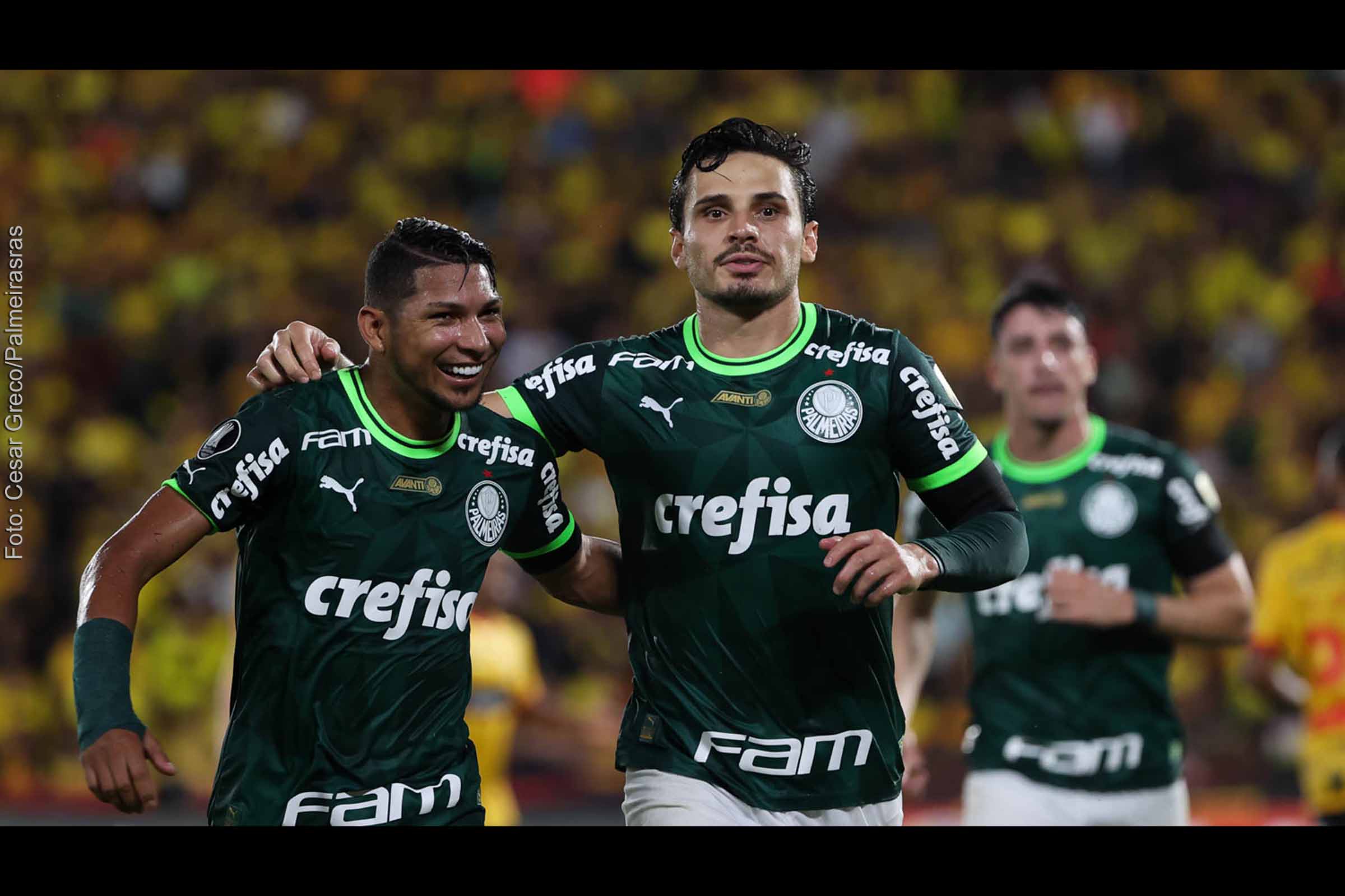 O jogador Raphael Veiga, da SE Palmeiras, comemora o gol contra a equipe do Barcelona SC, durante partida válida pela fase de grupos, da Copa Libertadores, no Estádio Monumental.