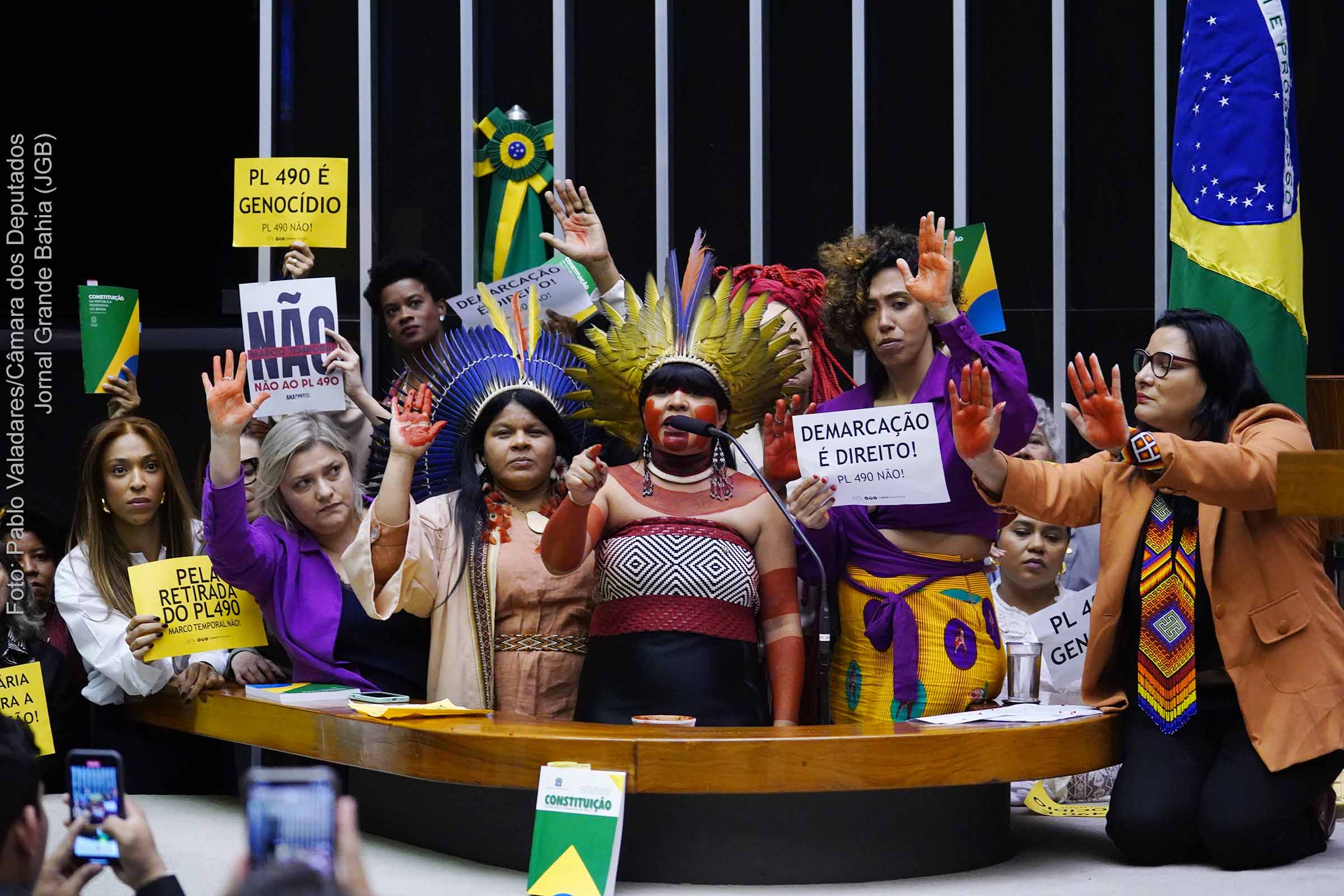 Parlamentares e representantes dos povos originários protestaram na Câmara dos Deputados contra a aprovação da Lei do Marco Temporal.