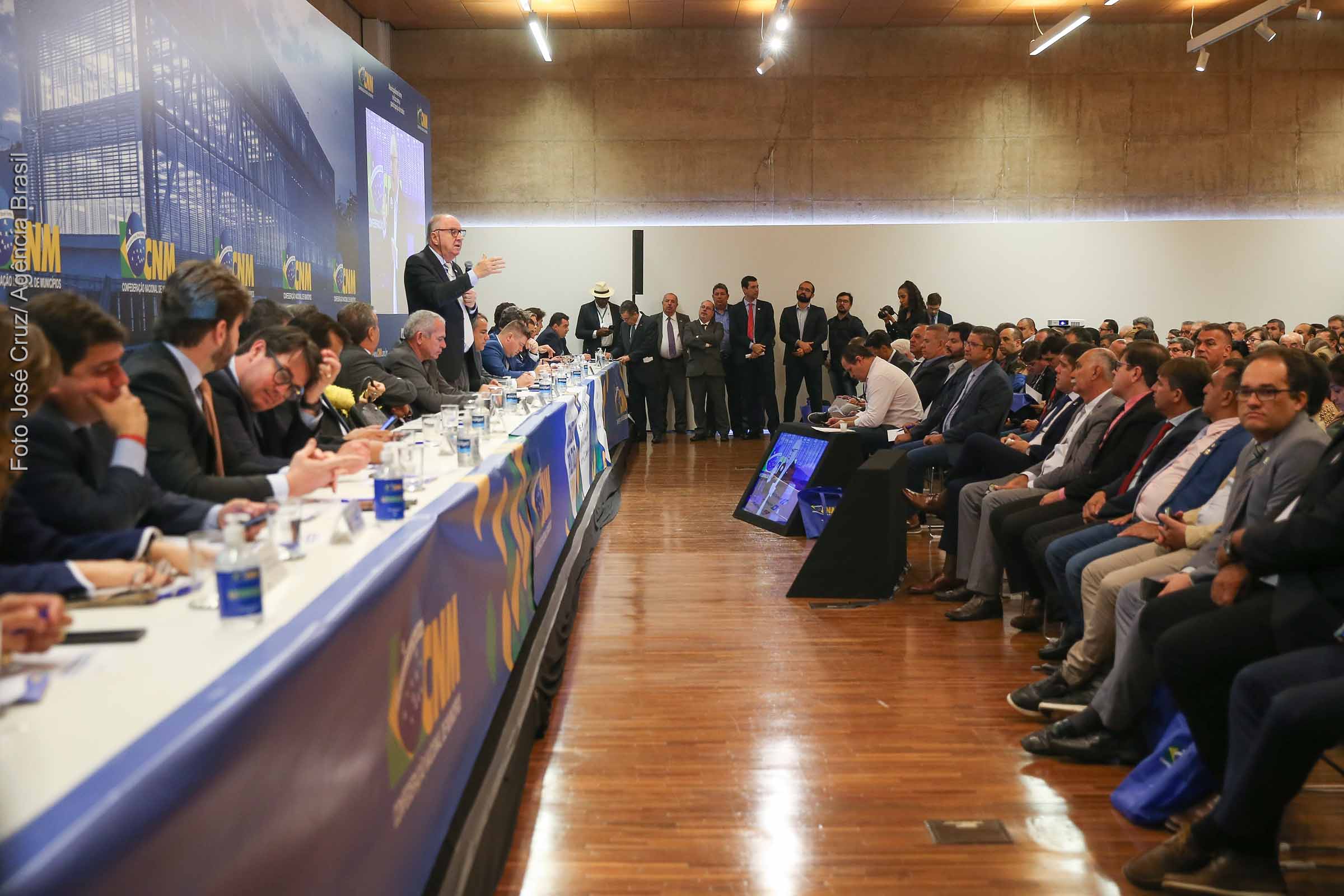 Paulo Roberto Ziulkoski, presidente da CNM, discursa.