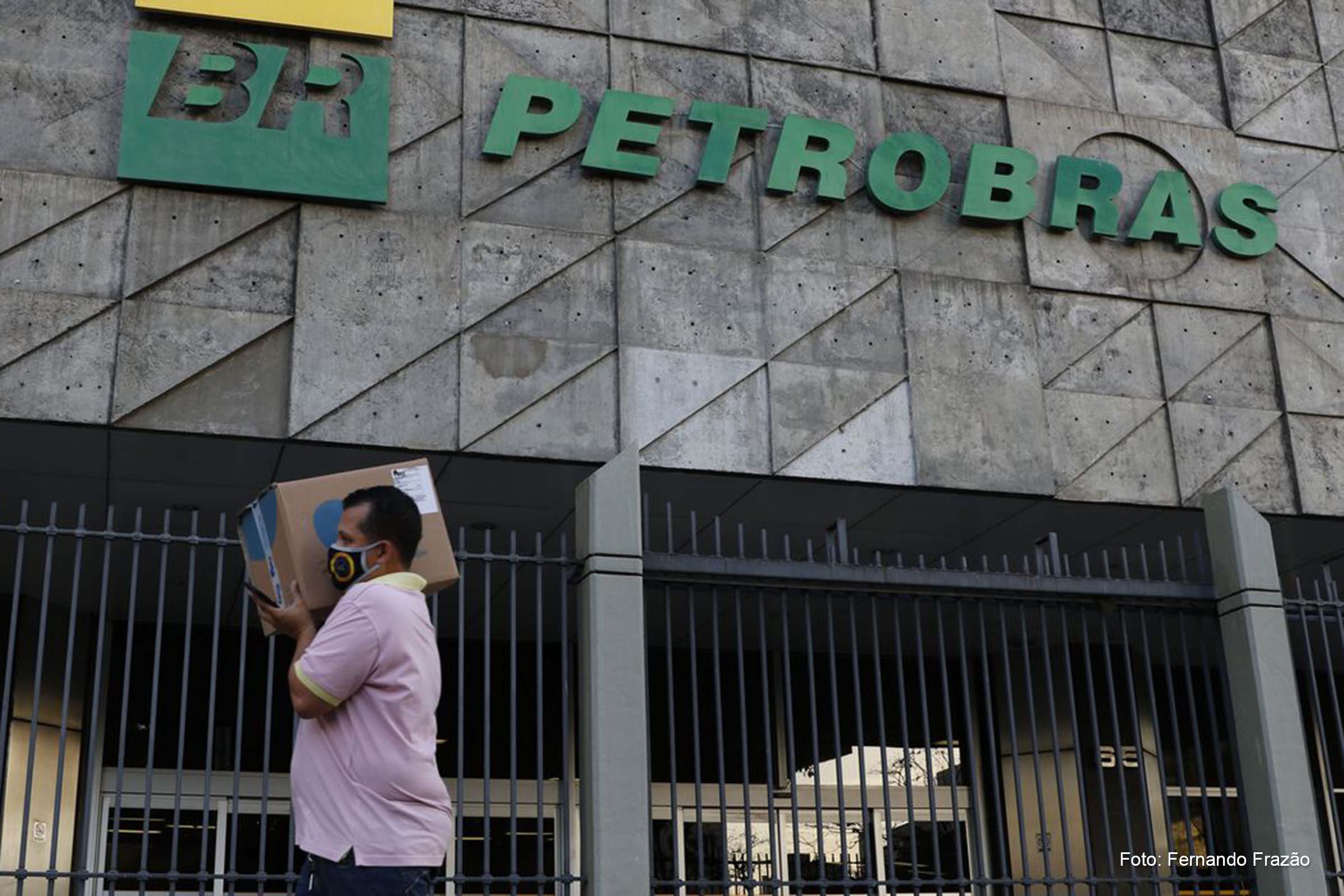 A Petrobras anunciou também uma redução de 21,3% no preço médio de venda do gás liquefeito de petróleo (GLP).