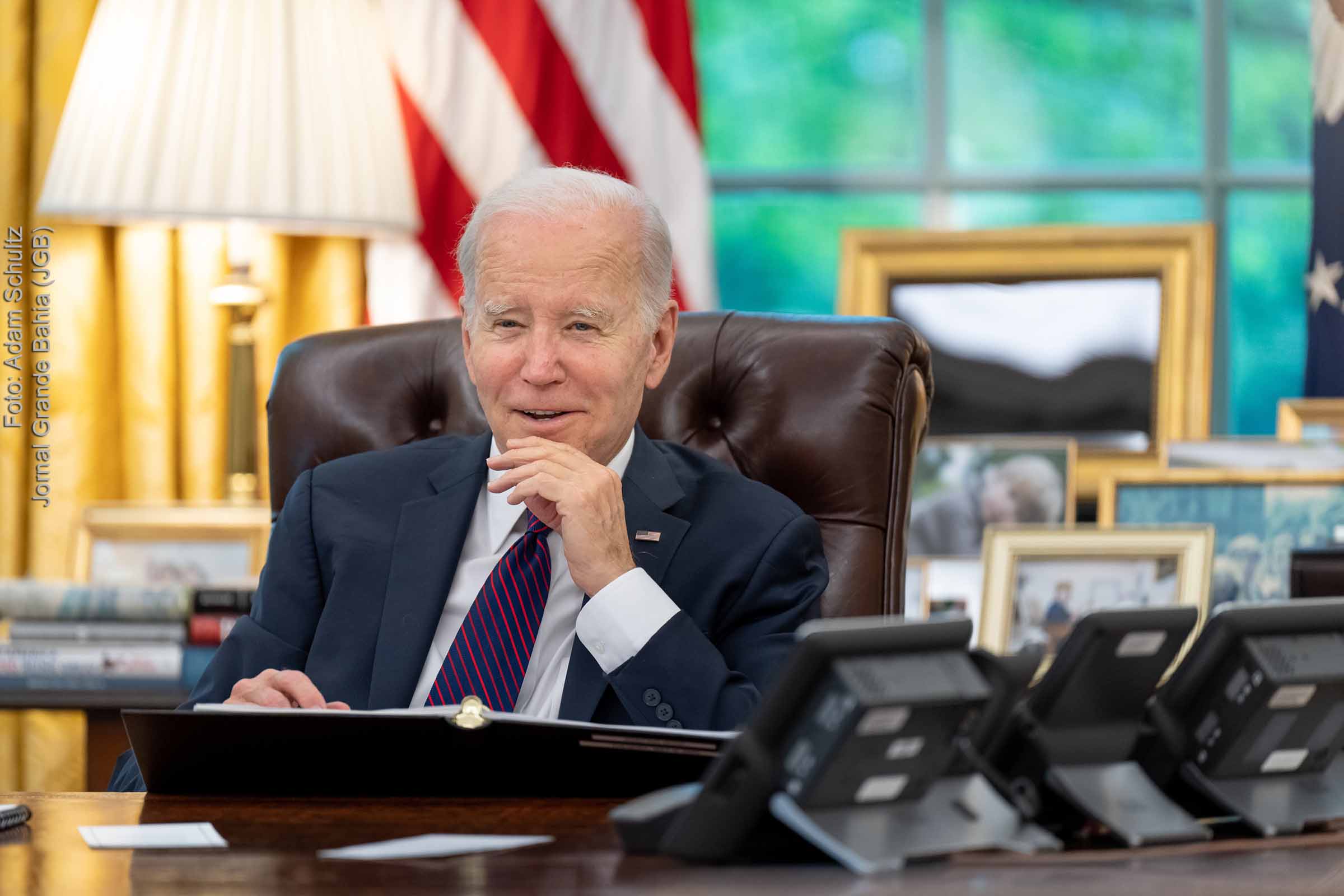 Presidente Joe Biden sorri, enquanto dívida dos EUA tramita para default.