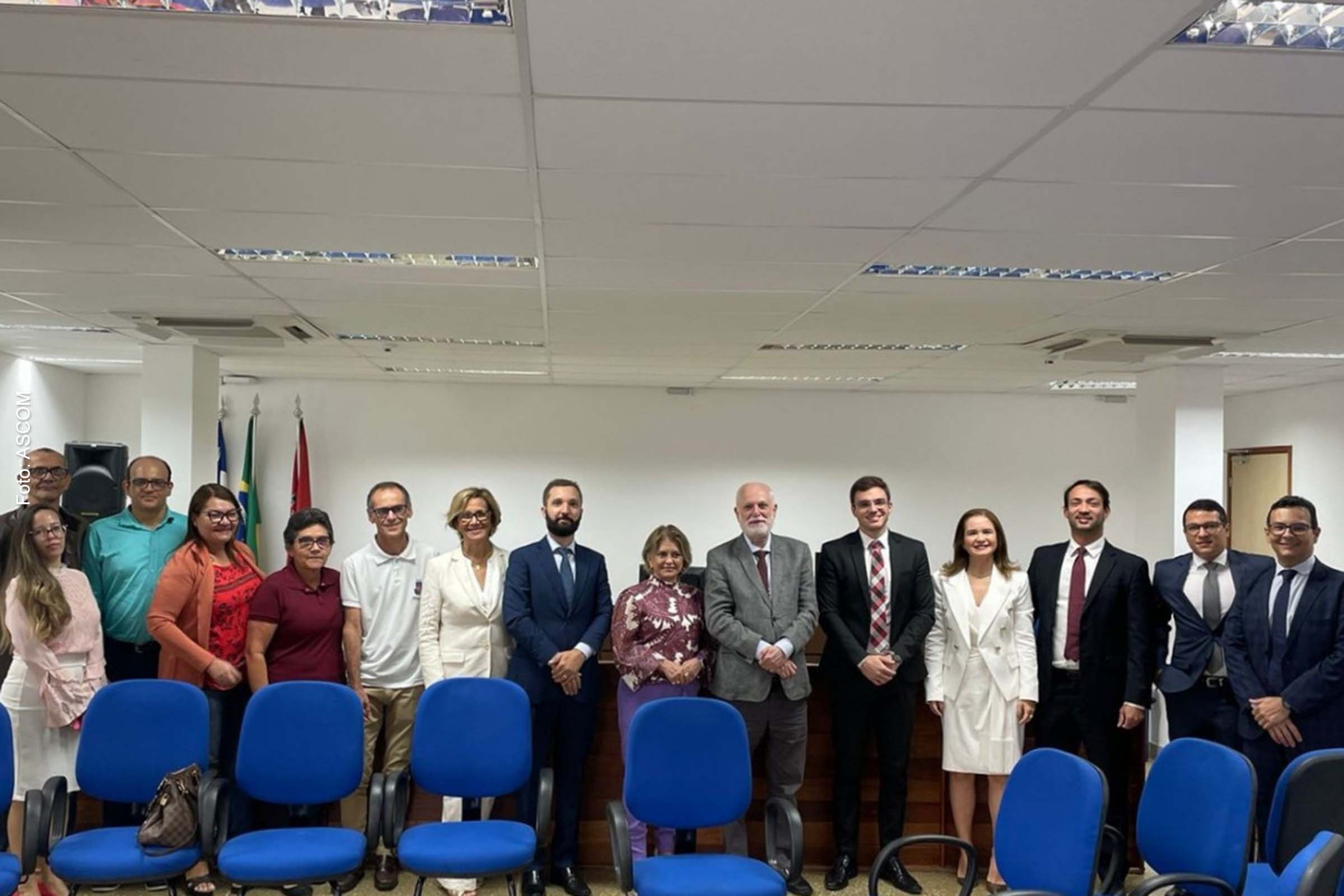 Presidente do Tribunal de Justiça da Bahia (TJBA), Desembargador Nilson Soares Castelo Branco, com Magistrados e Servidores participantes da reunião em Irecê.