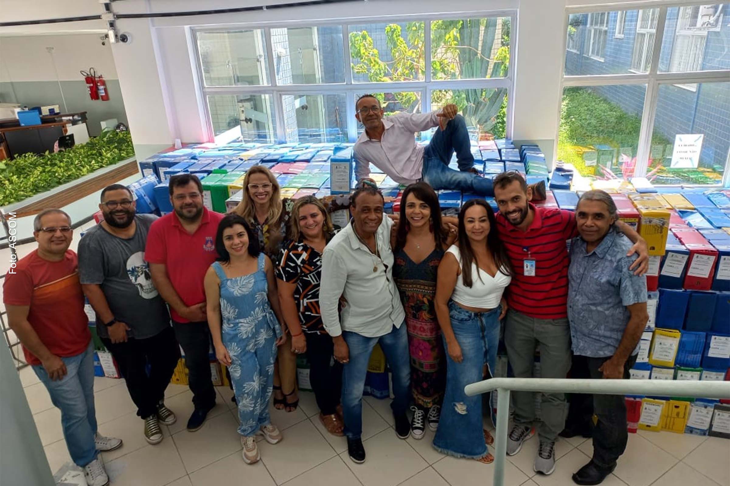 Servidores da 1ª Vara Cível após retirada dos processos no fórum da Comarca de Itapetinga.