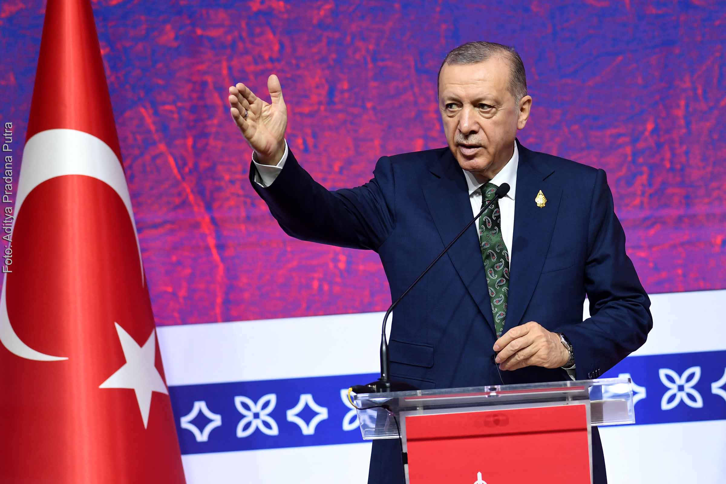 O presidente turco Tayyip Erdogan discursa para seus apoiadores após os primeiros resultados da pesquisa de boca-de-urna do segundo turno da eleição presidencial em Istambul, Turquia, em 28 de maio de 2023.