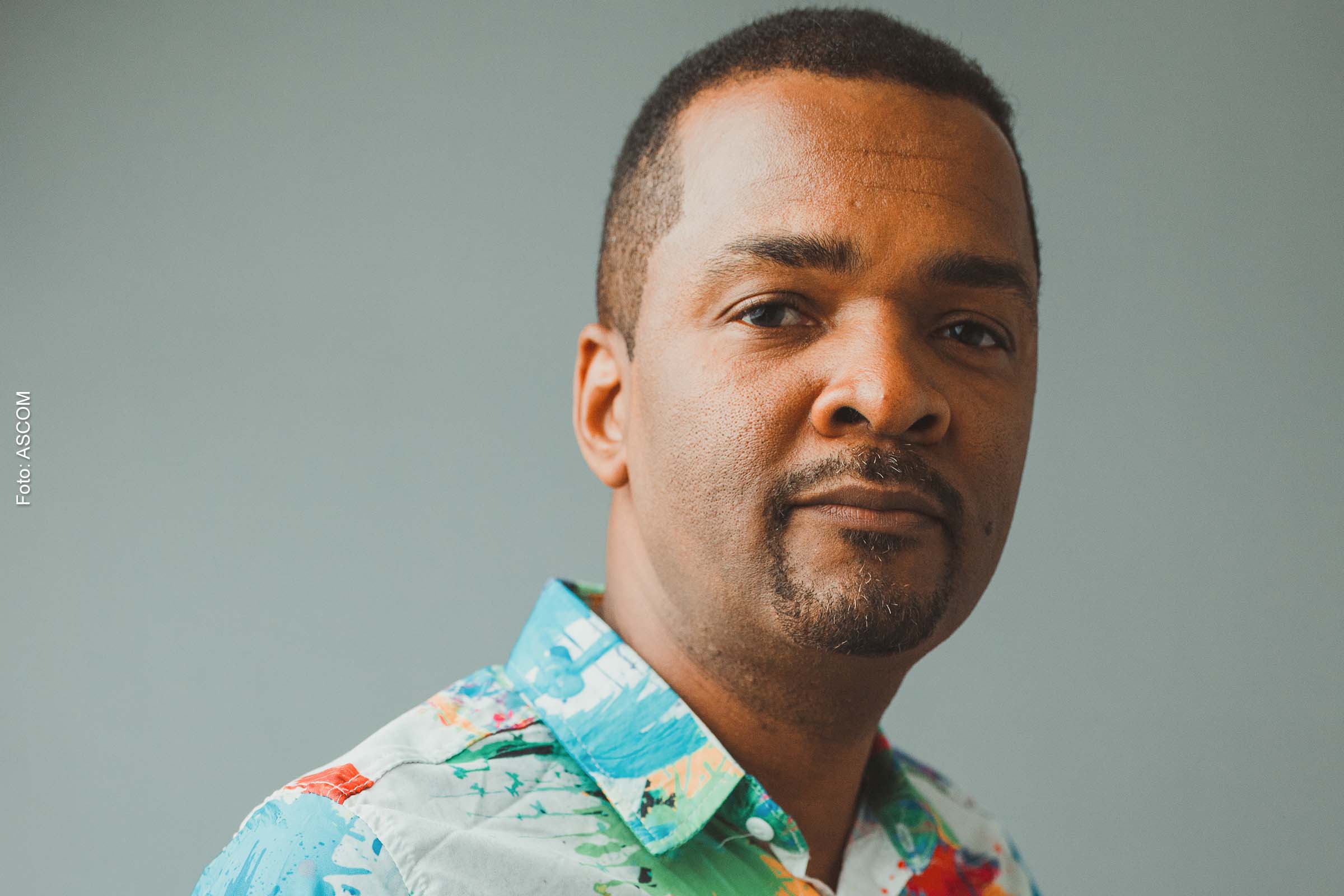 O projeto de Roberto Kuelho traz canções do álbum 'Sense Buli' e do novo EP 'Festividade', numa apresentação acústica que exalta o amor, a positividade e a negritude.