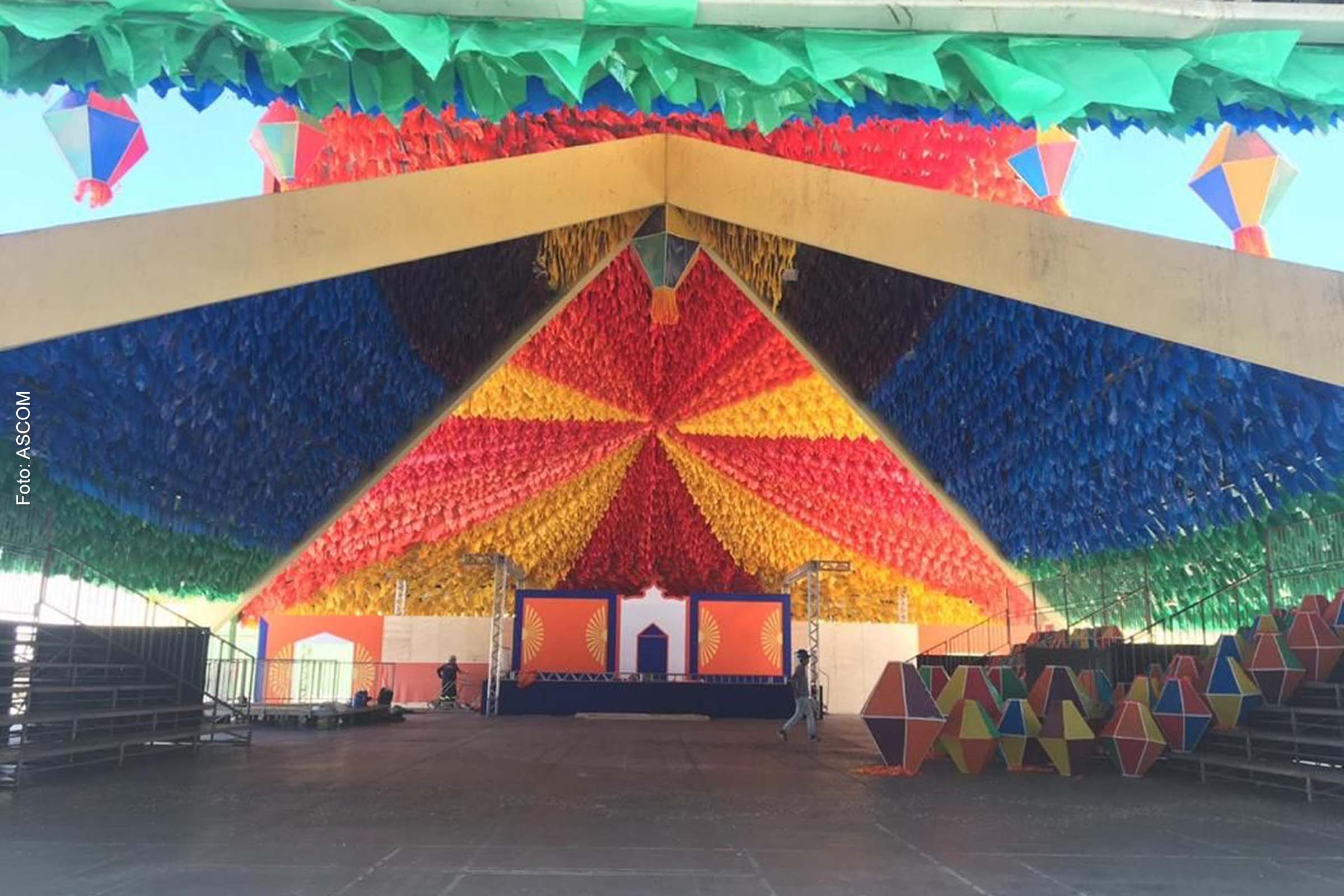 Faltando apenas dez dias para o início da festa, é notória a explosão de cores e formas que começam a aparecer na cidade.