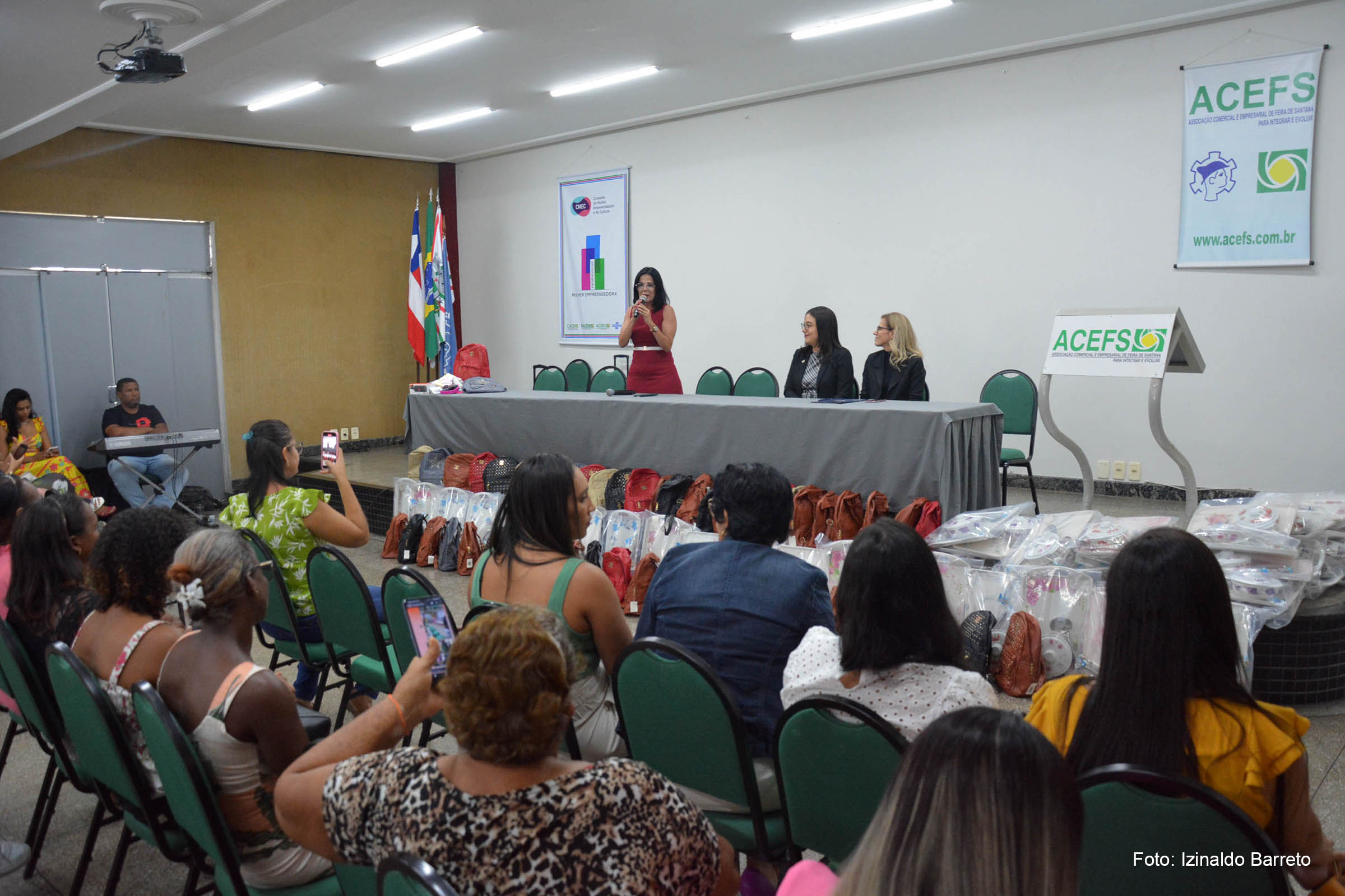 A secretária da Mulher, Gerusa Sampaio, destacou a importância de homenagear essas mulheres que ressignificaram suas vidas e renunciaram a si mesmas em nome dos filhos.