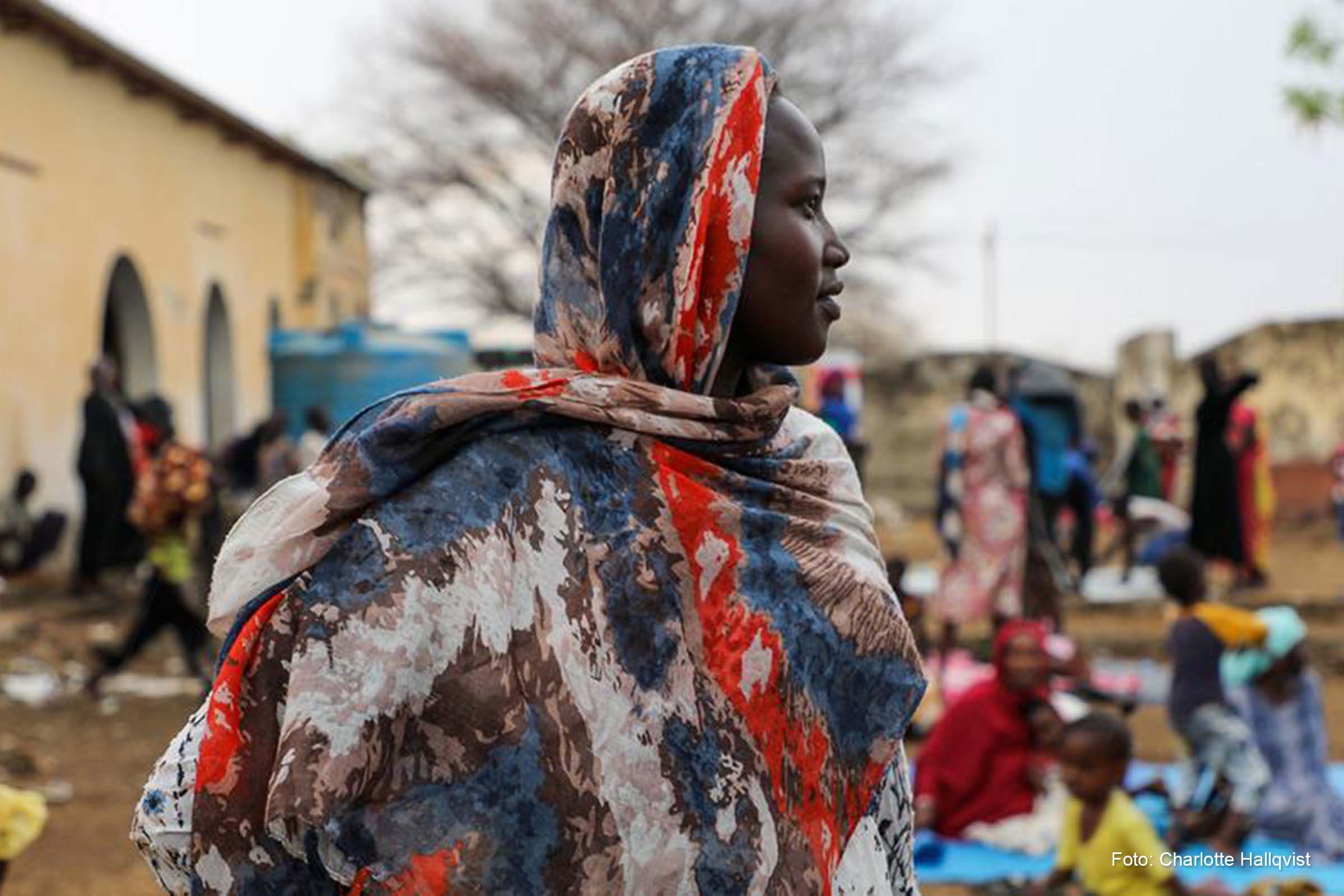 Centenas de refugiados sudaneses recém-chegados se reúnem para receber kits de ajuda do ACNUR no local de Madjigilta, na região de Ouaddaï, no Chade.