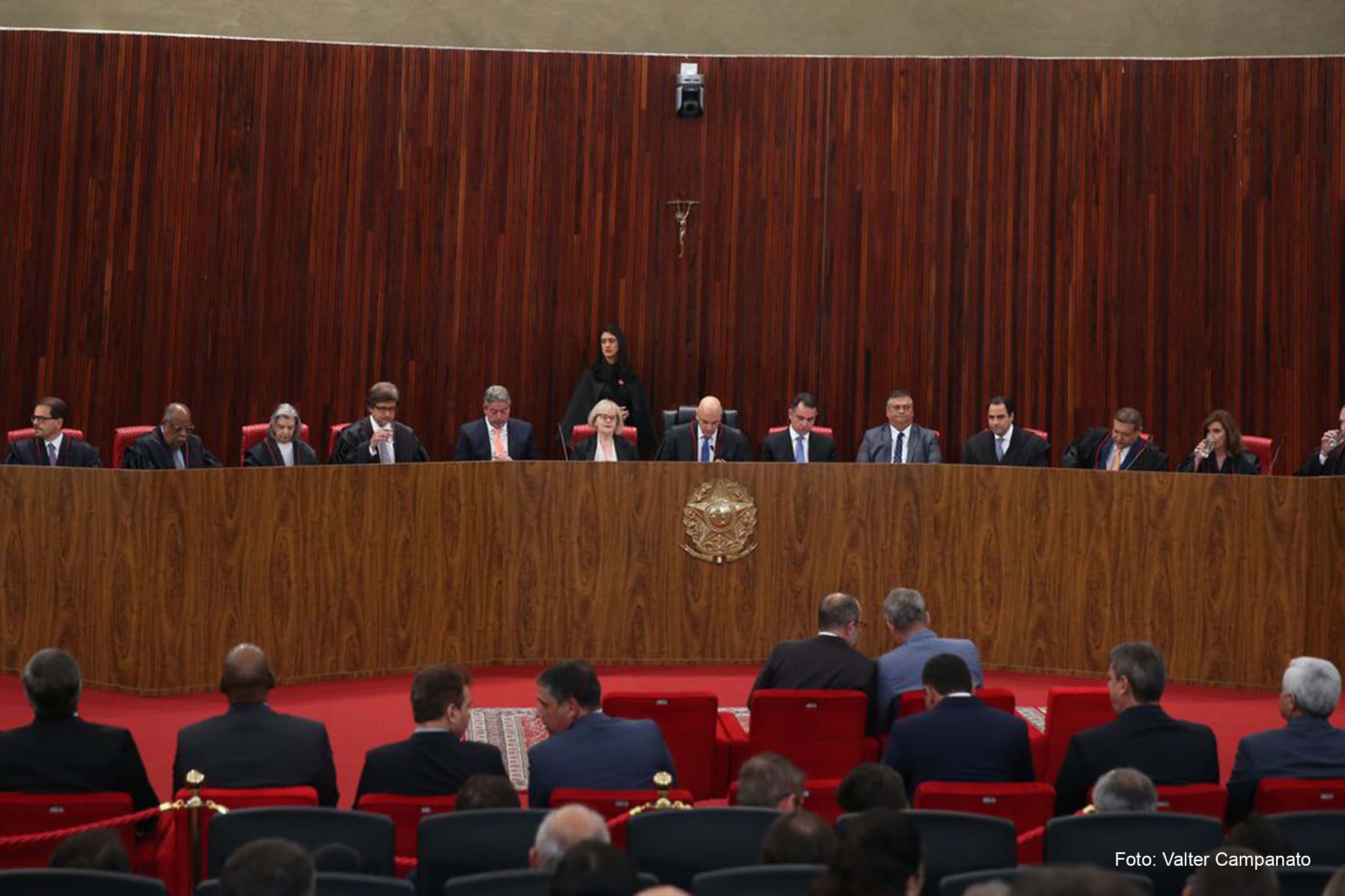 De acordo com a Constituição, cabe ao presidente da República nomear os advogados que compõem o tribunal.
