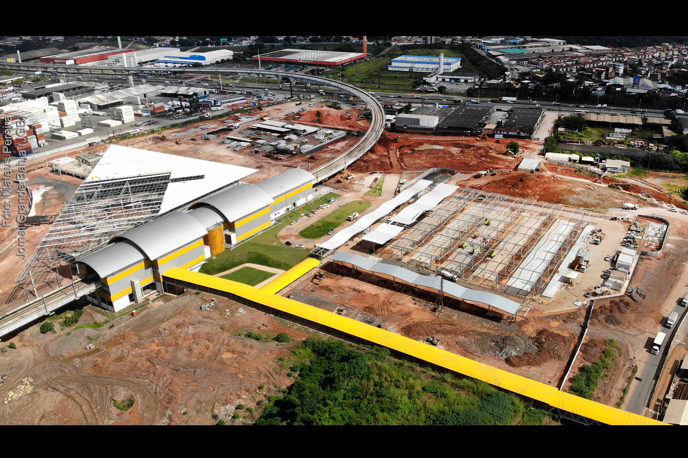 Vista aérea da construção do Tramo III do Sistema Metroviário Salvador – Lauro de Freitas (Metrô de Salvador).