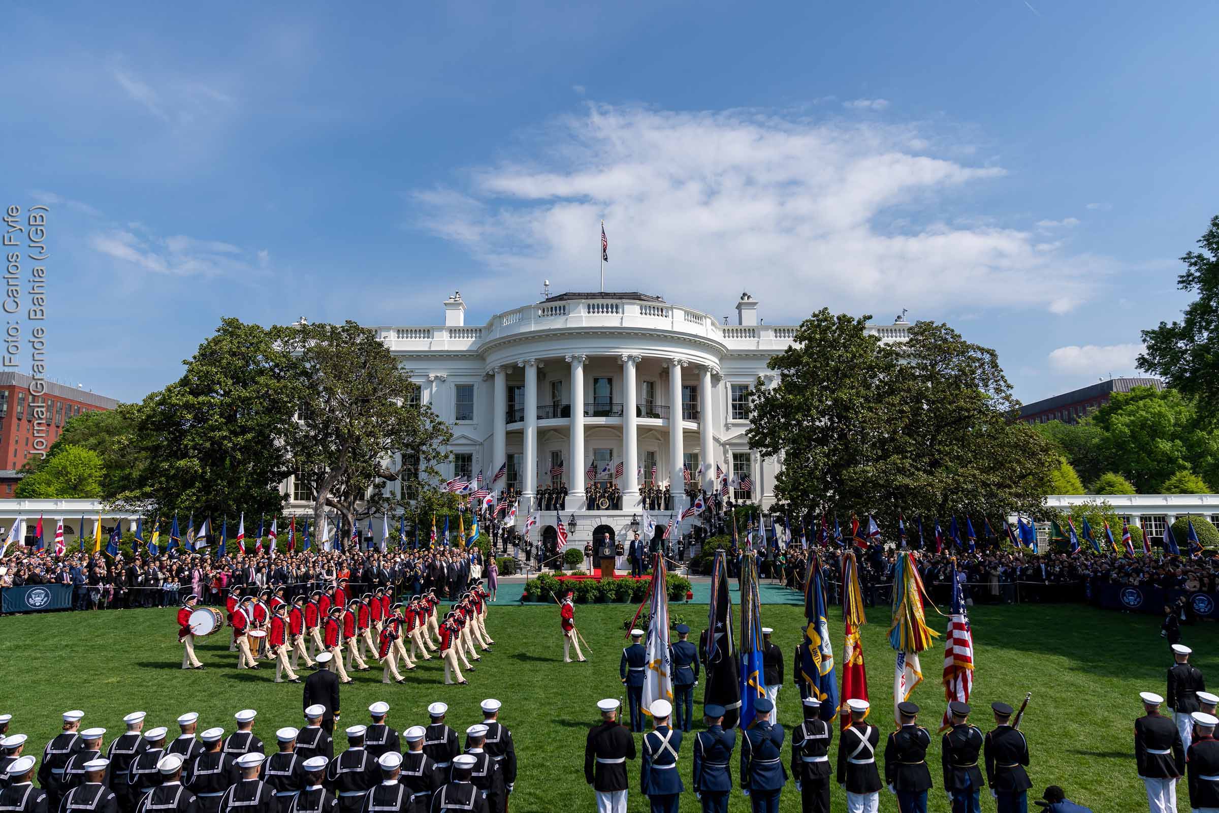 Cerimônia de chegada do presidente Yoon Suk Yeol da República da Coreia e da esposa Kim Keon Hee acontece no South Lawn, quarta-feira, na Casa Branca, em 26 de abril de 2023.