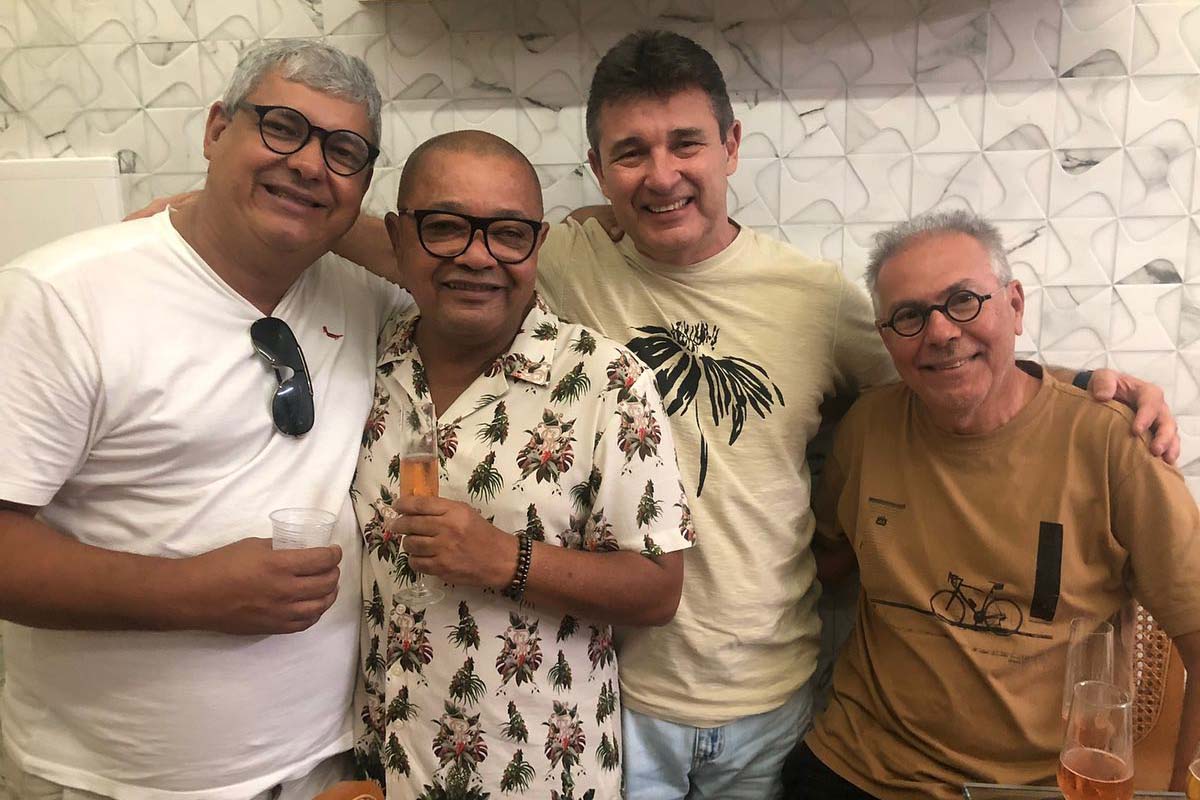 Comemorou idade nova o advogado Castro Castrinho, que foi bastante cumprimentado por gregos e troianos com Antonio Alencar, Cesar Oliveira e Duduga Lobo.