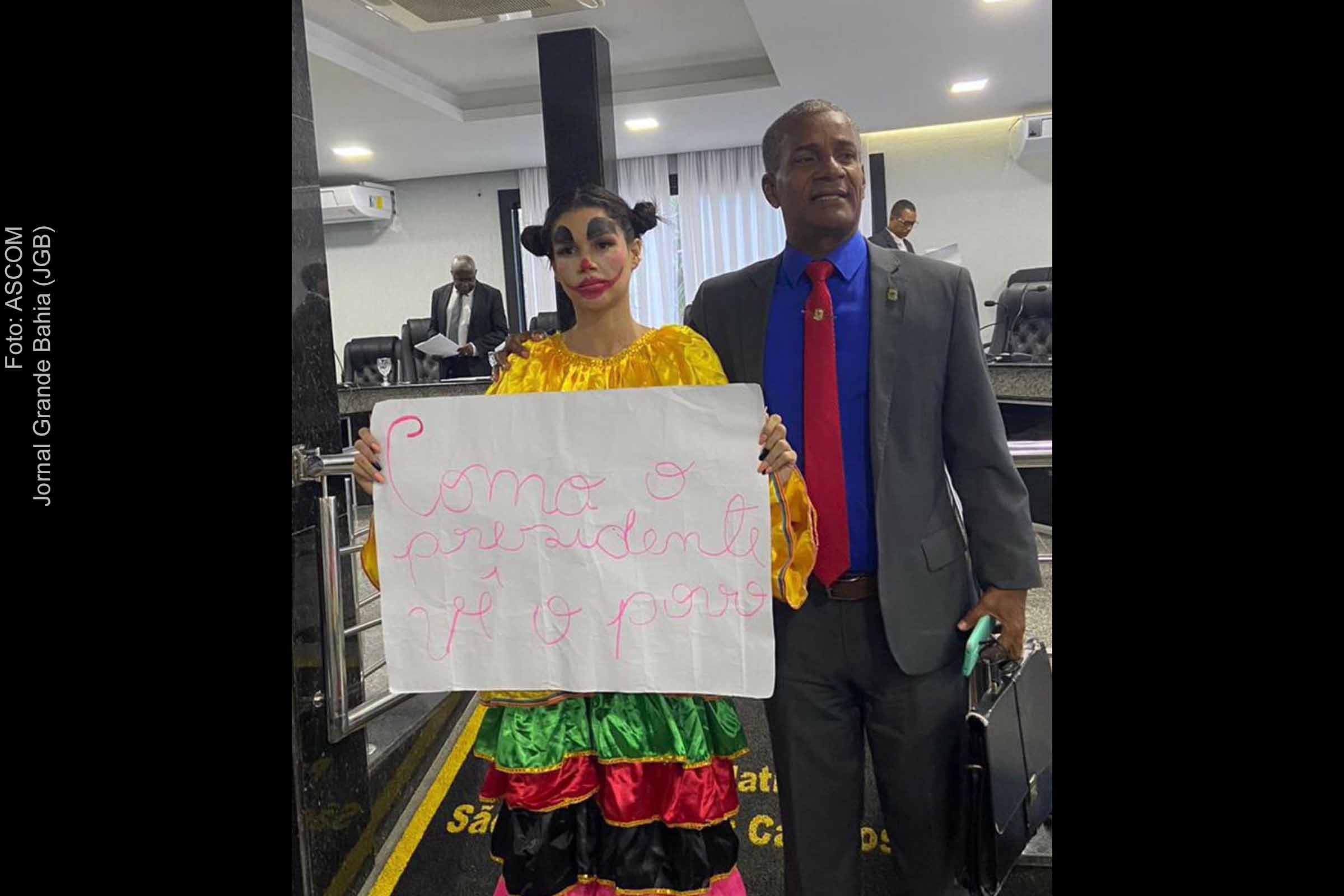 Protesto pacífico na Câmara Municipal de São Gonçalo dos Campos antecipa fim da sessão; Advogada usou fantasia de palhaça em crítica ao presidente do legislativo