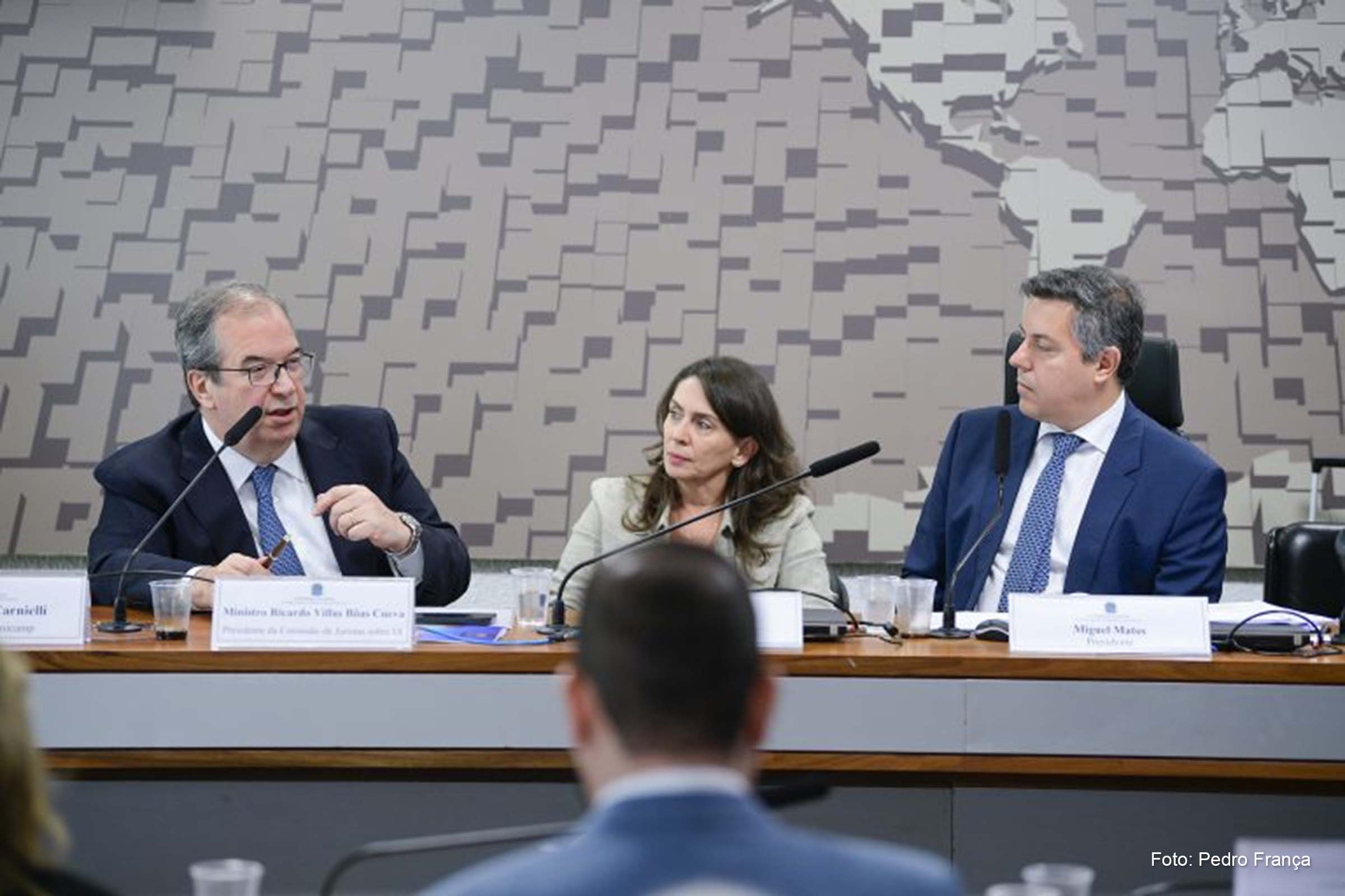 Duas propostas, uma da Câmara e outra do Senado, propõem um marco legal para essa tecnologia.