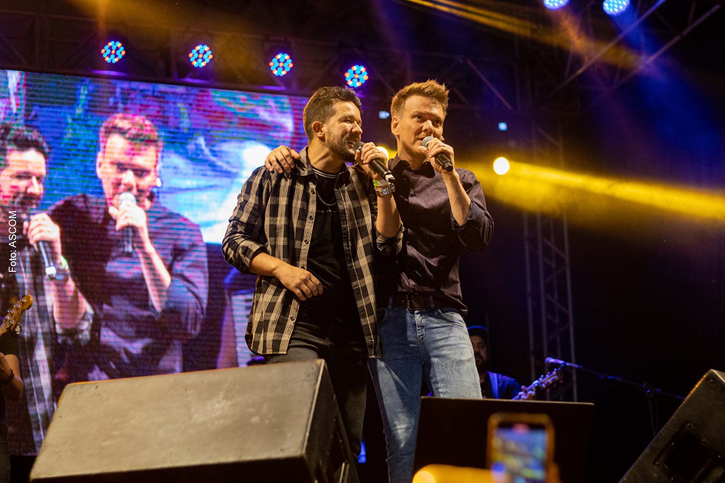 Cristian Luz foi convidado por Michel Teló para fazer uma participação durante a apresentação do artista.