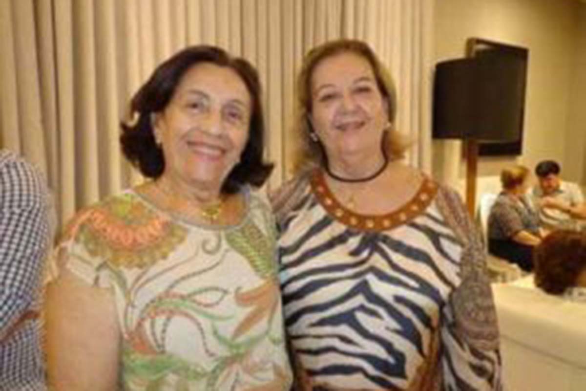A aniversariante Denise Caribé Teixeira de Freitas e Cidinha Kruschewsky, socialmente.