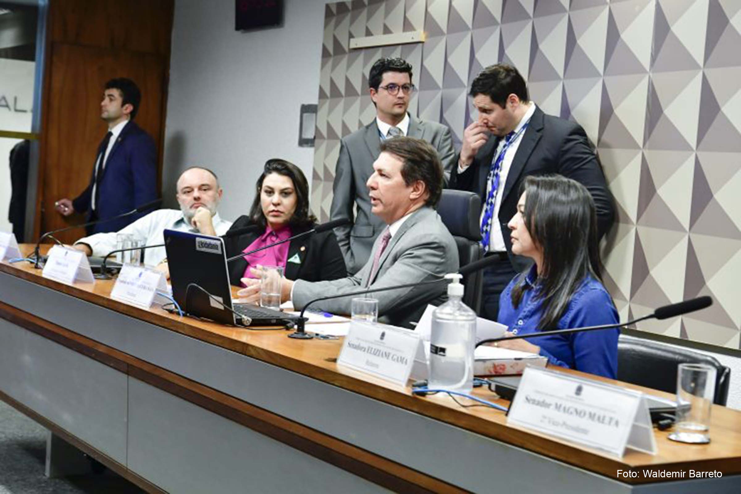 Deputado Arthur Oliveira Maia, presidente da CPMI do 8 de janeiro, e senadora Eliziane Gama, relatora.