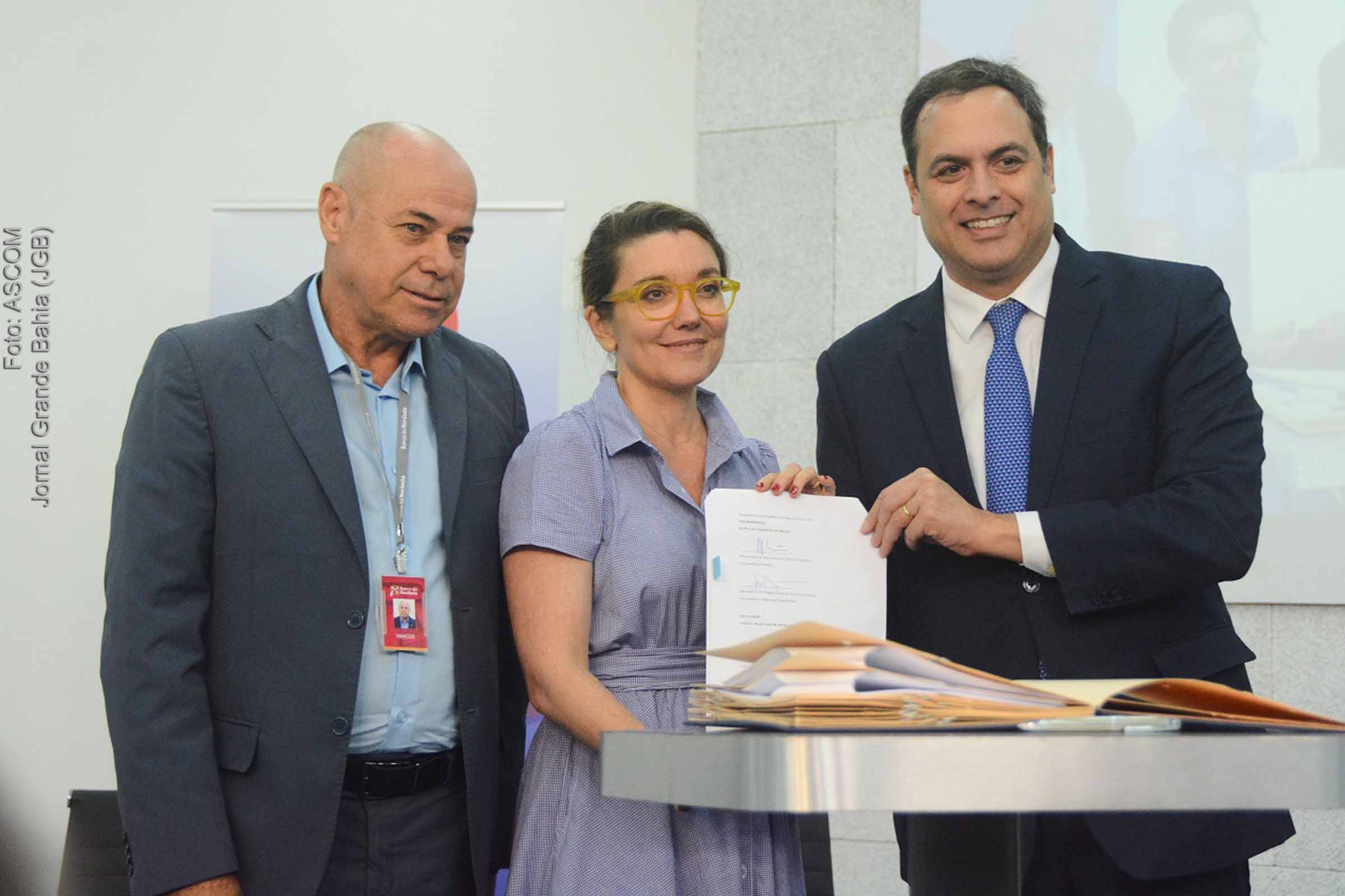 Diretor Financeiro e de Crédito, Wanger Rocha (à esquerda), e presidente Paulo Câmara, assinam convênio com a diretora regional da Agência Francesa de Desenvolvimento (AFD), Laetitia Dufay.