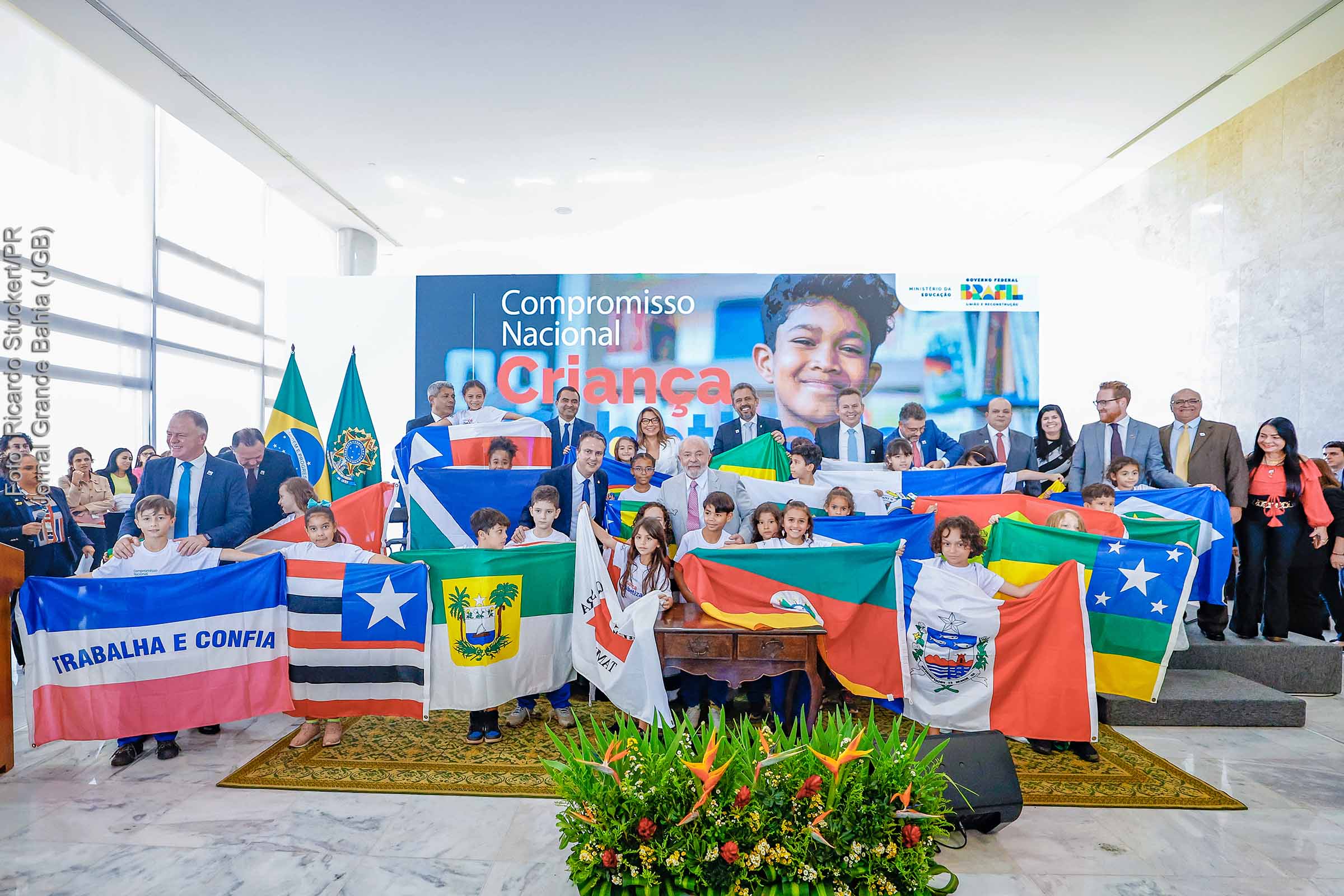 Em 12 de junho de 2023, o presidente da República, Luís Inácio Lula da Silva, participou de uma cerimônia de lançamento do Compromisso Nacional Criança Alfabetizada. A cerimônia teve como objetivo enfatizar a importância da alfabetização na infância e destacar os esforços do governo para garantir que todas as crianças tenham acesso à educação de qualidade. O Compromisso Nacional Criança Alfabetizada busca promover políticas e ações que contribuam para a erradicação do analfabetismo infantil, visando o desenvolvimento pleno das crianças e o fortalecimento do sistema educacional do país. A presença do Presidente Lula reforçou o compromisso do governo em priorizar a educação como um pilar fundamental para o progresso e a igualdade no Brasil.
