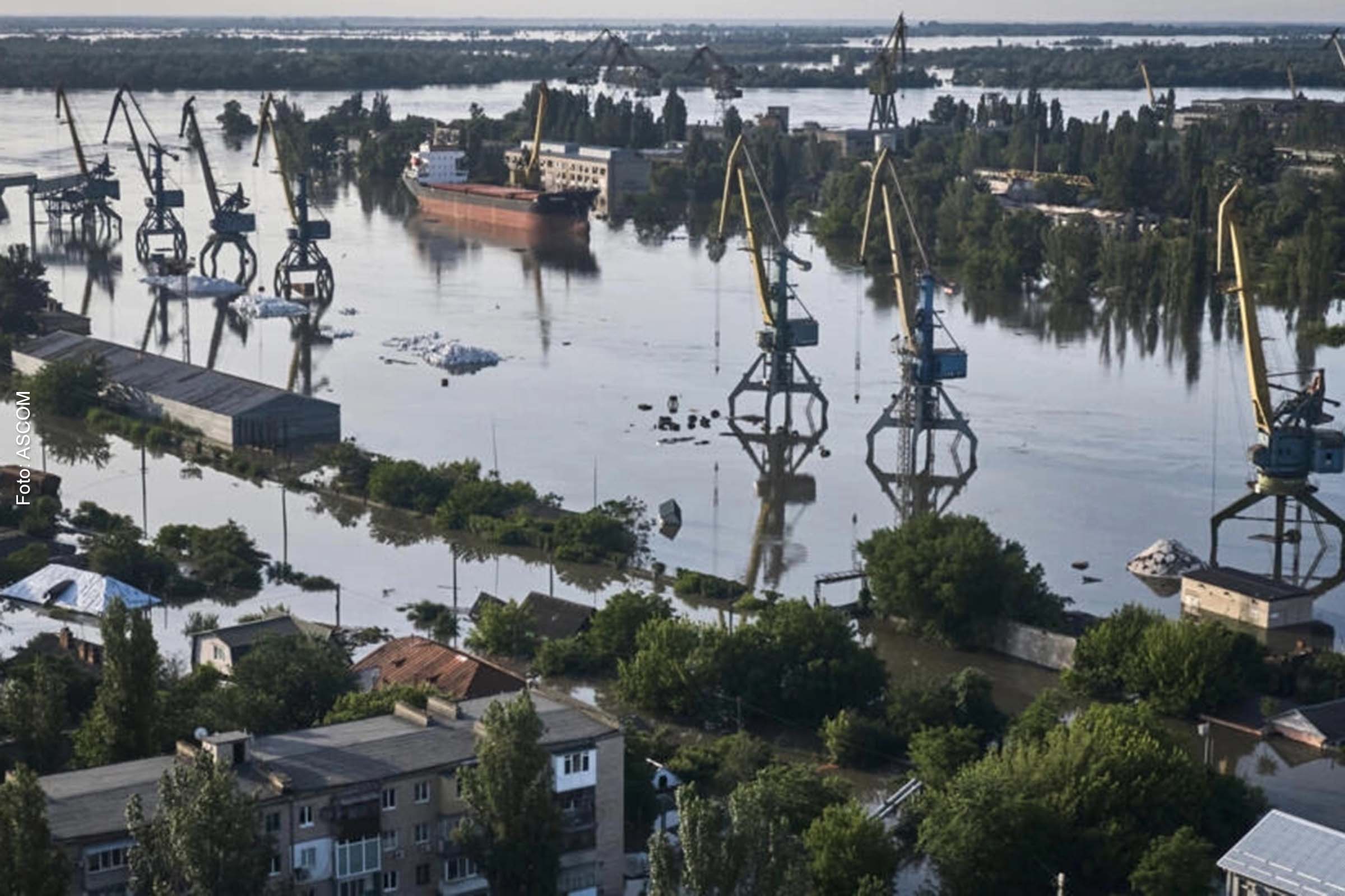 Milhares de ucranianos fogem das inundações após destruição parcial de barragem
