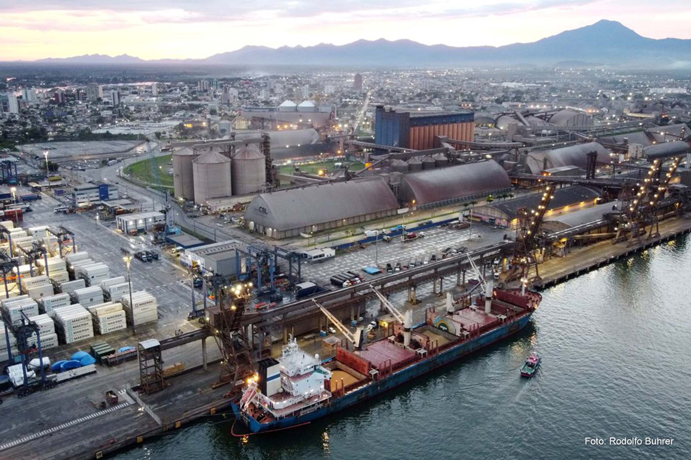 O PIB acumula alta de 3,3% no período de 12 meses.