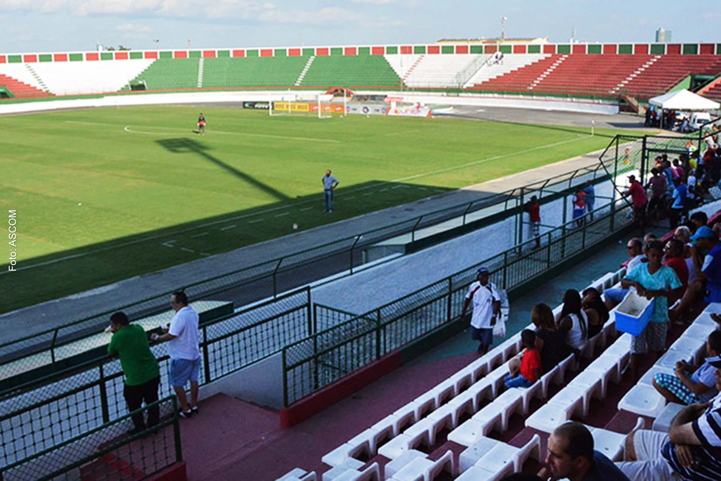 O Estádio Alberto Oliveira, um dos principais espaços esportivos do município, pertence à Prefeitura de Feira de Santana.