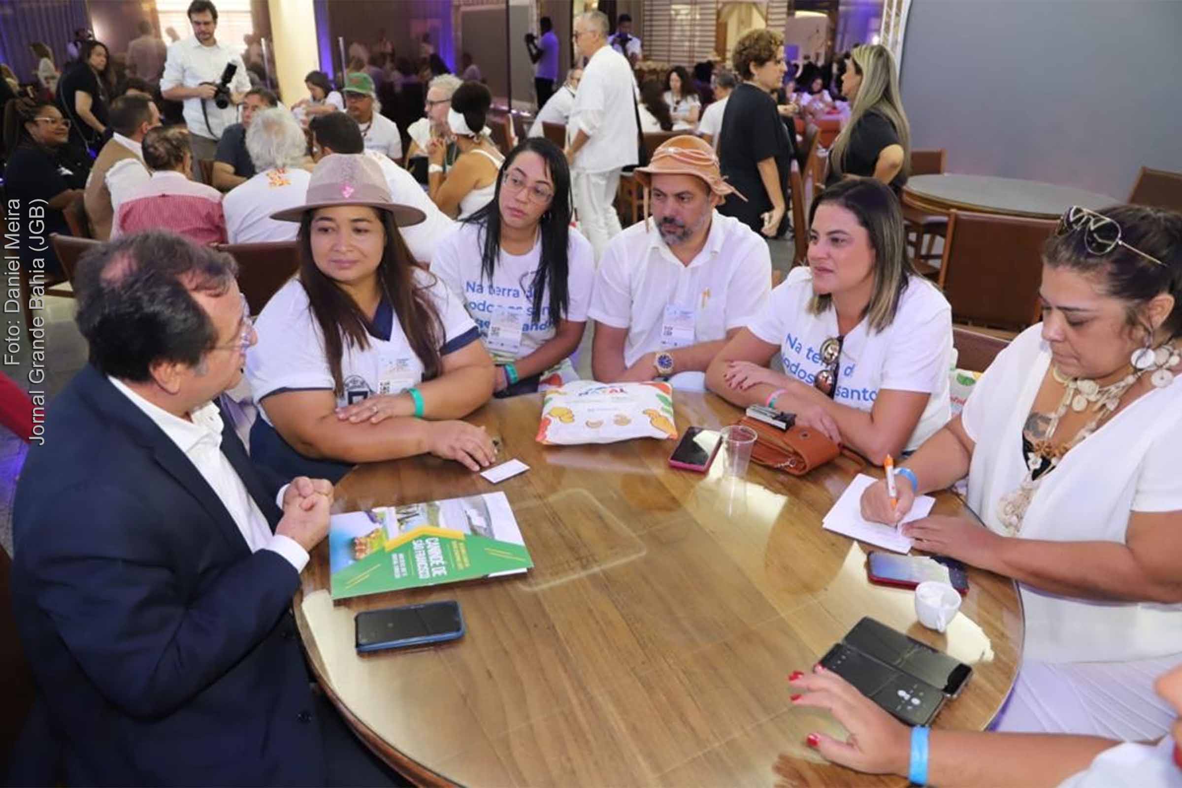 Secretário estadual Maurício Bacelar dialogou com profissionais da imprensa durante o 1º Congresso da Federação Brasileira de Jornalistas e Comunicadores de Turismo. Evento foi sediado em Salvador.
