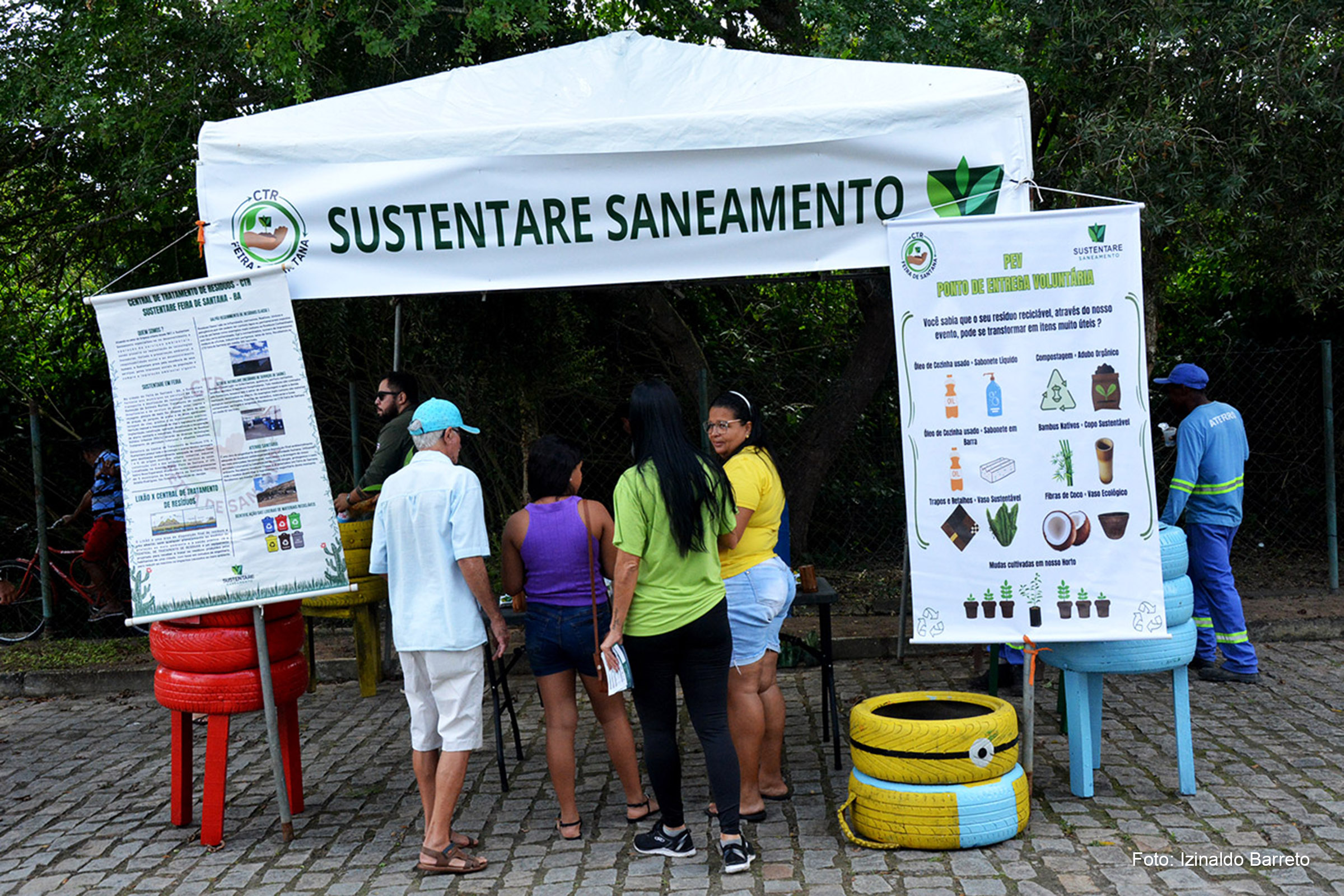 A programação também contou com estantes disponíveis para a troca de óleo de cozinha por brindes, doação de livros, ponto de entrega de medicamentos vencidos e uma oficina de reciclagem.