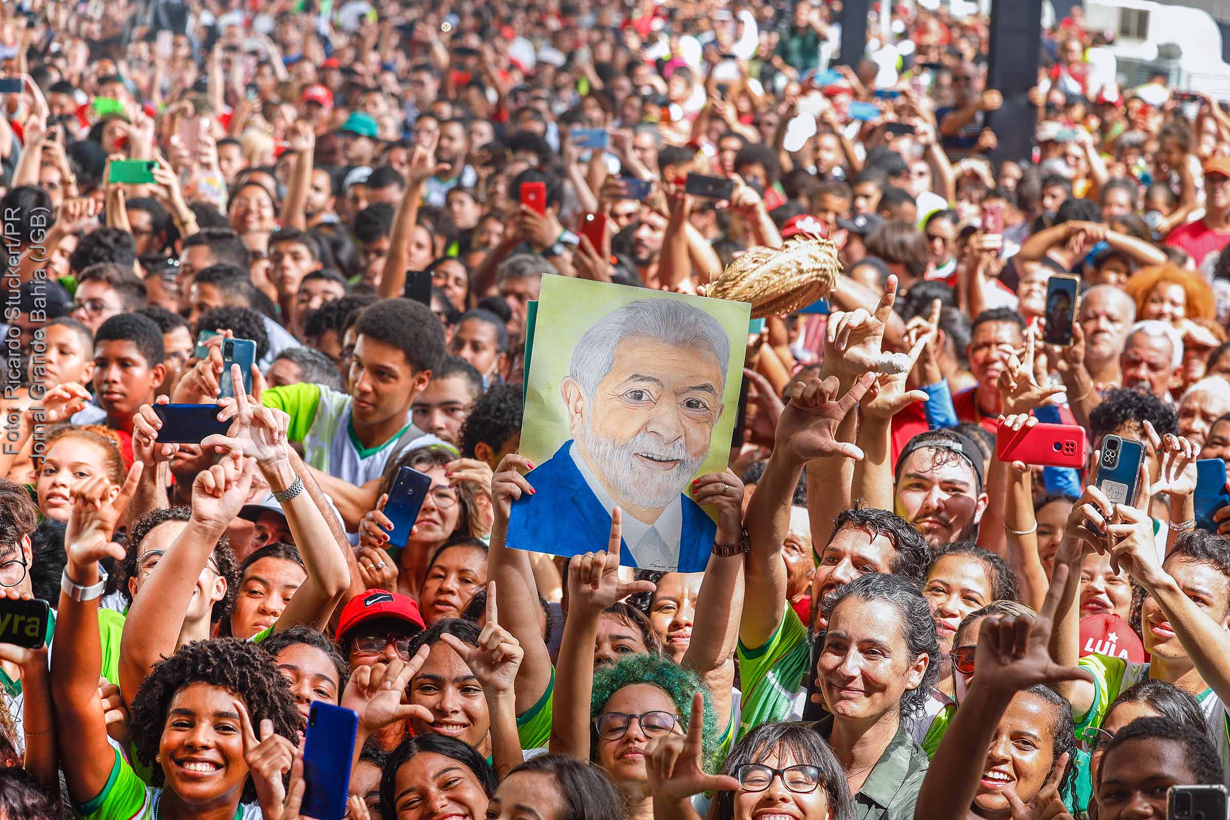 Populares homenageiam presidente Lula durante cerimônia de inauguração do Campus Paulista do Instituto Federal de Pernambuco, em 7 de junho de 2023.