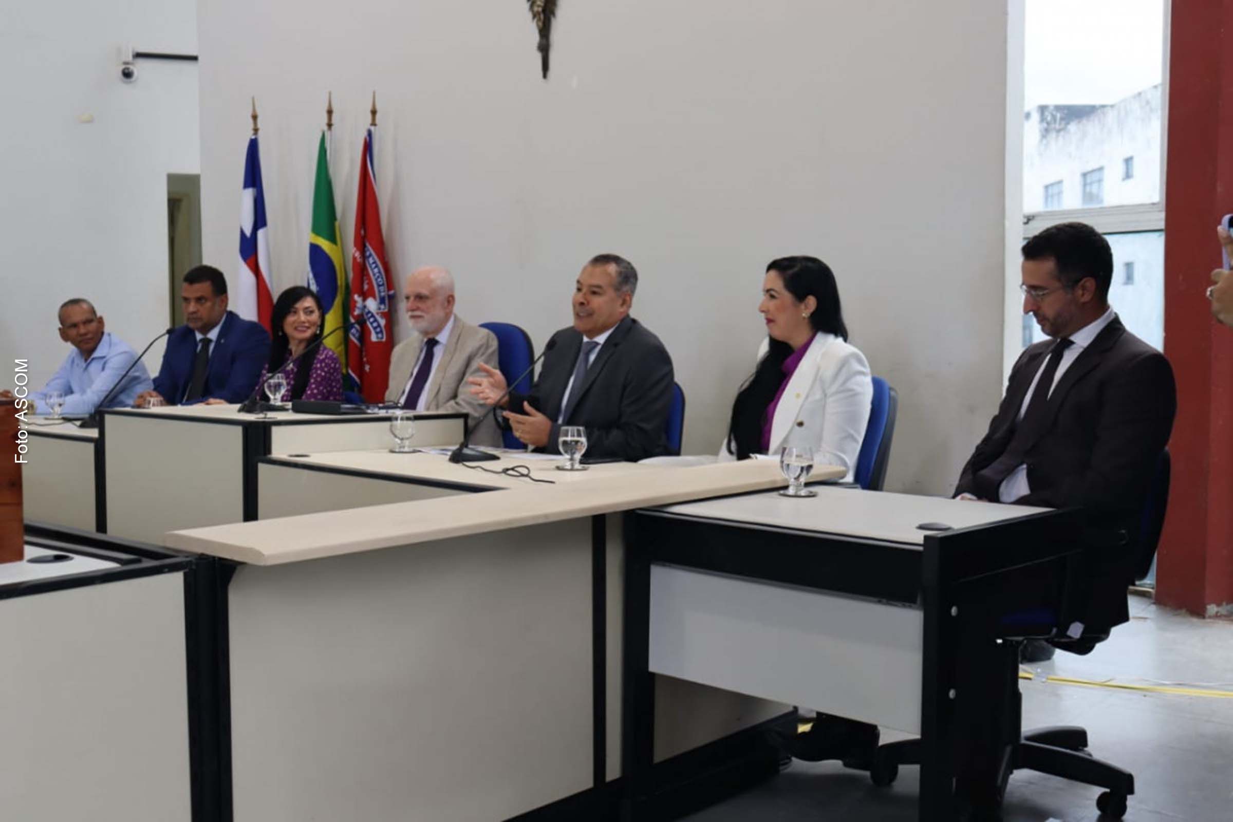 Presidente do Tribunal de Justiça da Bahia (TJBA), Desembargador Nilson Soares Castelo Branco, com demais autoridades na mesa de abertura.