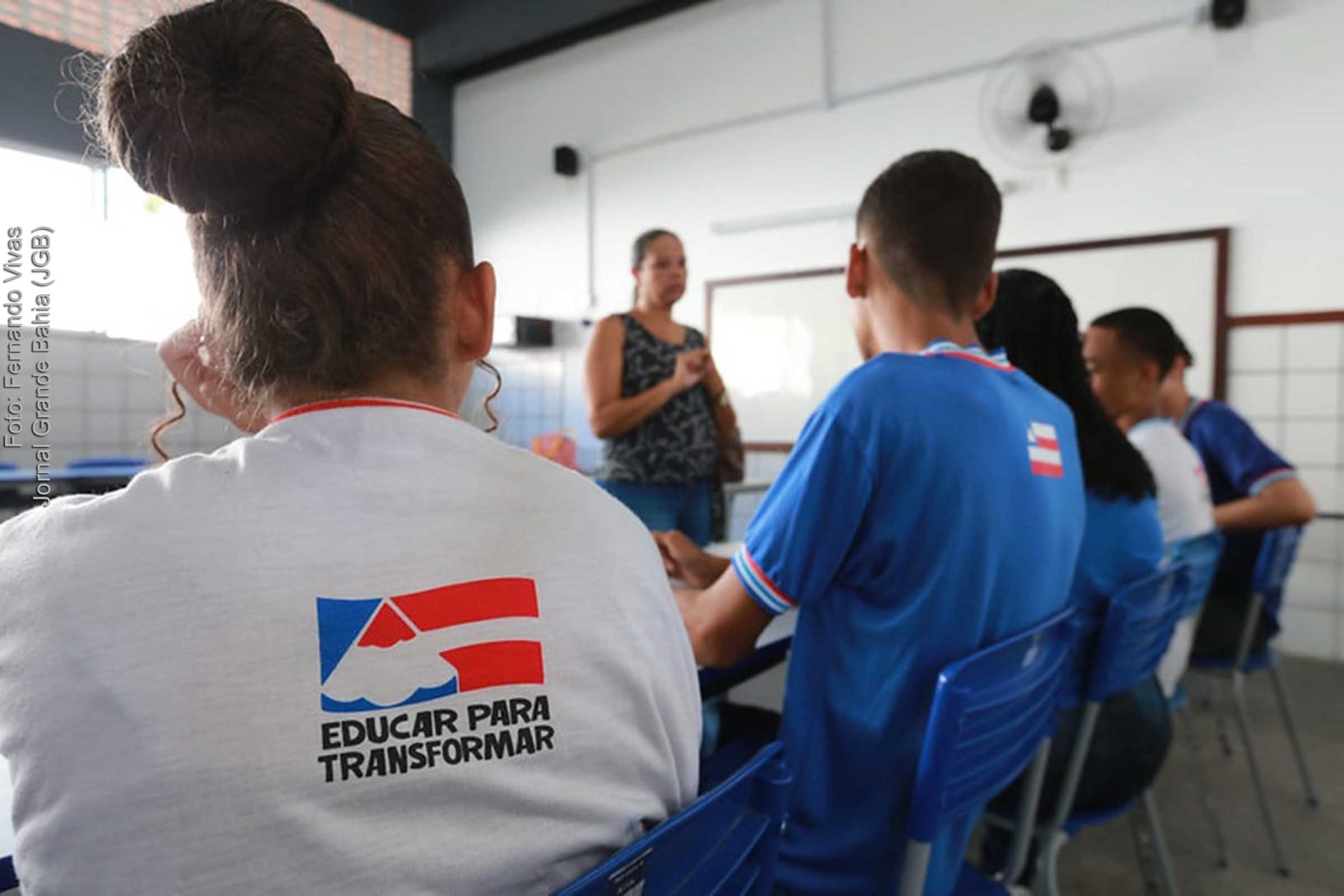 Redução do analfabetismo na Bahia.