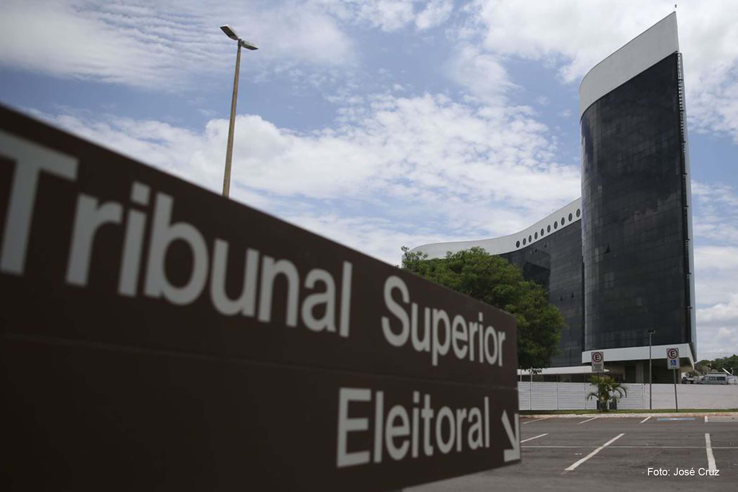 Pelo placar de 7 votos a 1, o Tribunal Superior Eleitoral manteve a aplicação da multa.