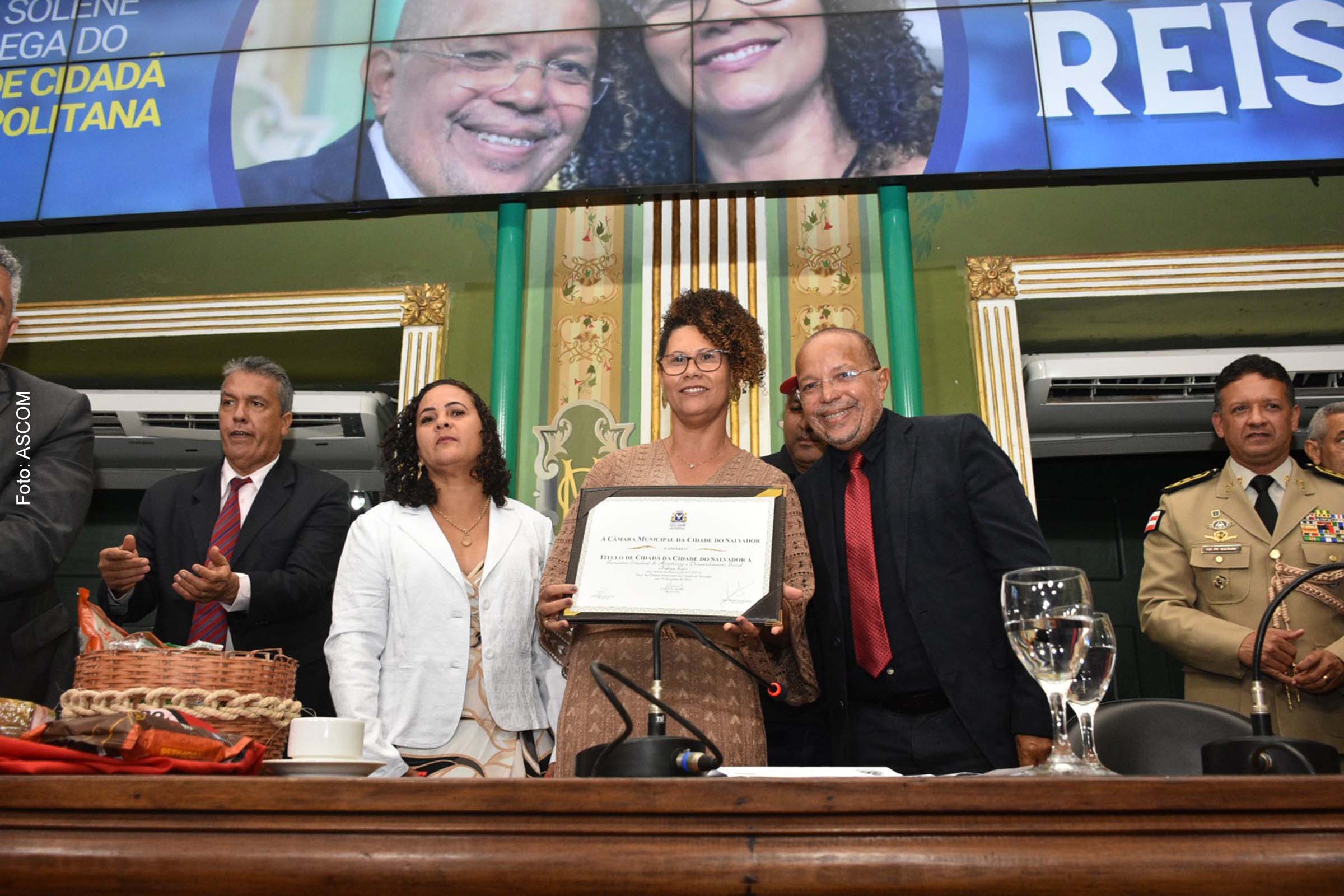 Vereador Luiz Carlos Suíca (PT) entrega título de cidadã à Fabya Reis, secretária estadual de Assistência e Desenvolvimento Social.
