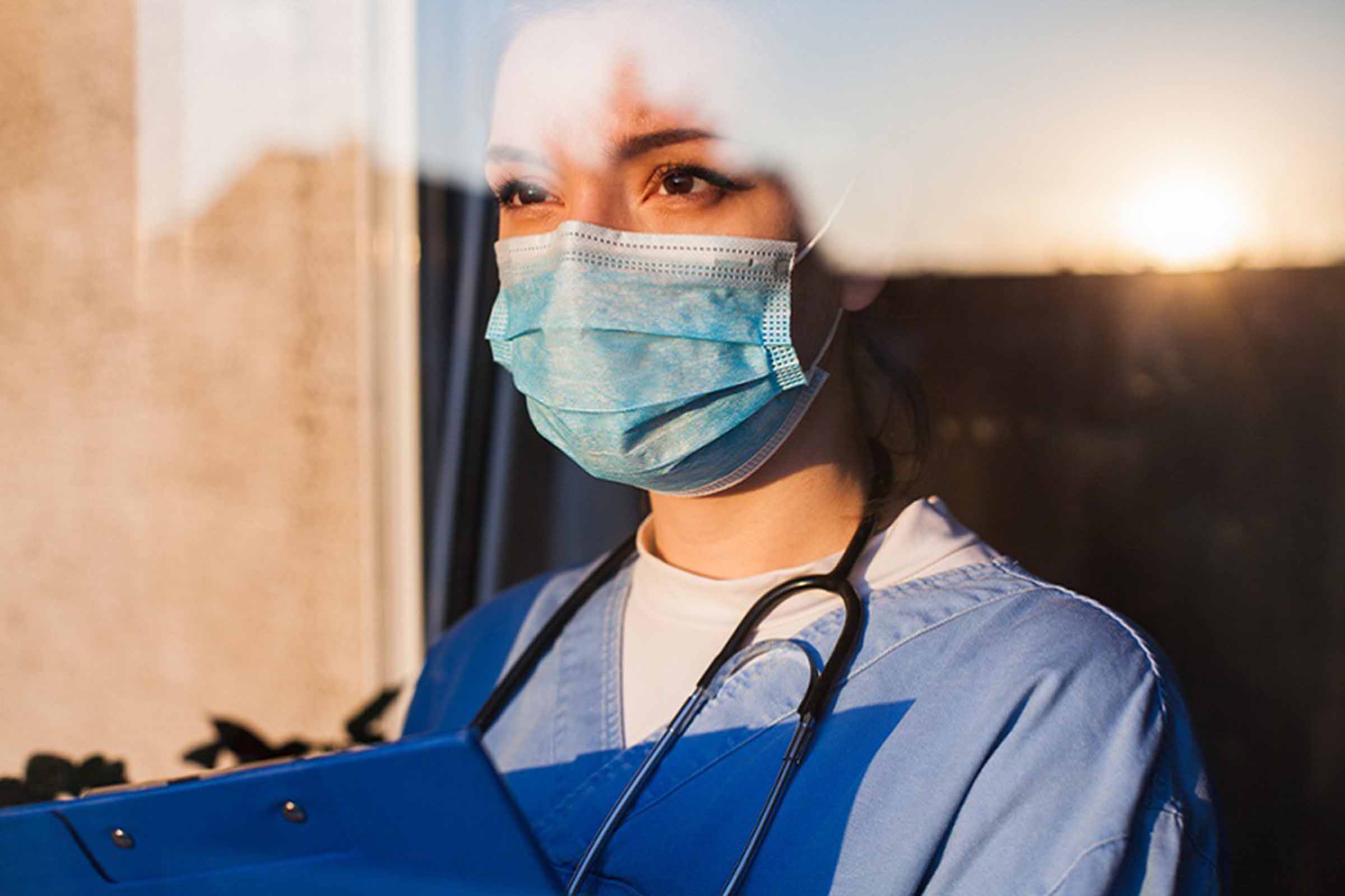 Cumprimento de carga horária excessiva, falta de recursos financeiros, acesso restrito ao município e salários ofertados são as principais dificuldades para contratação de médicos pelas gestões municipais.