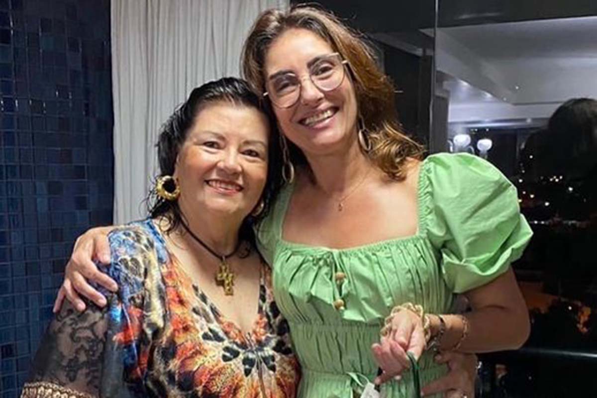 Ada Bahia com a filha Liege Mascarenhas Bahia, socialmente.