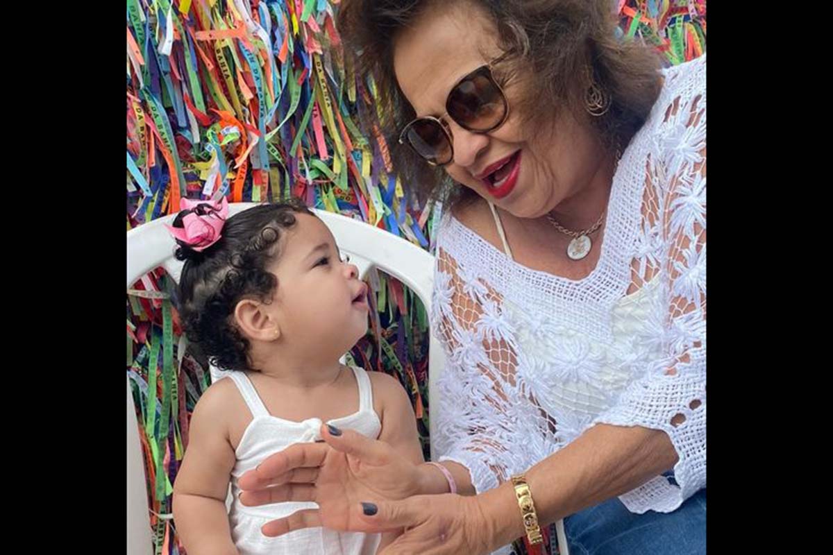Educadora Anaci Paim com sua netinha.