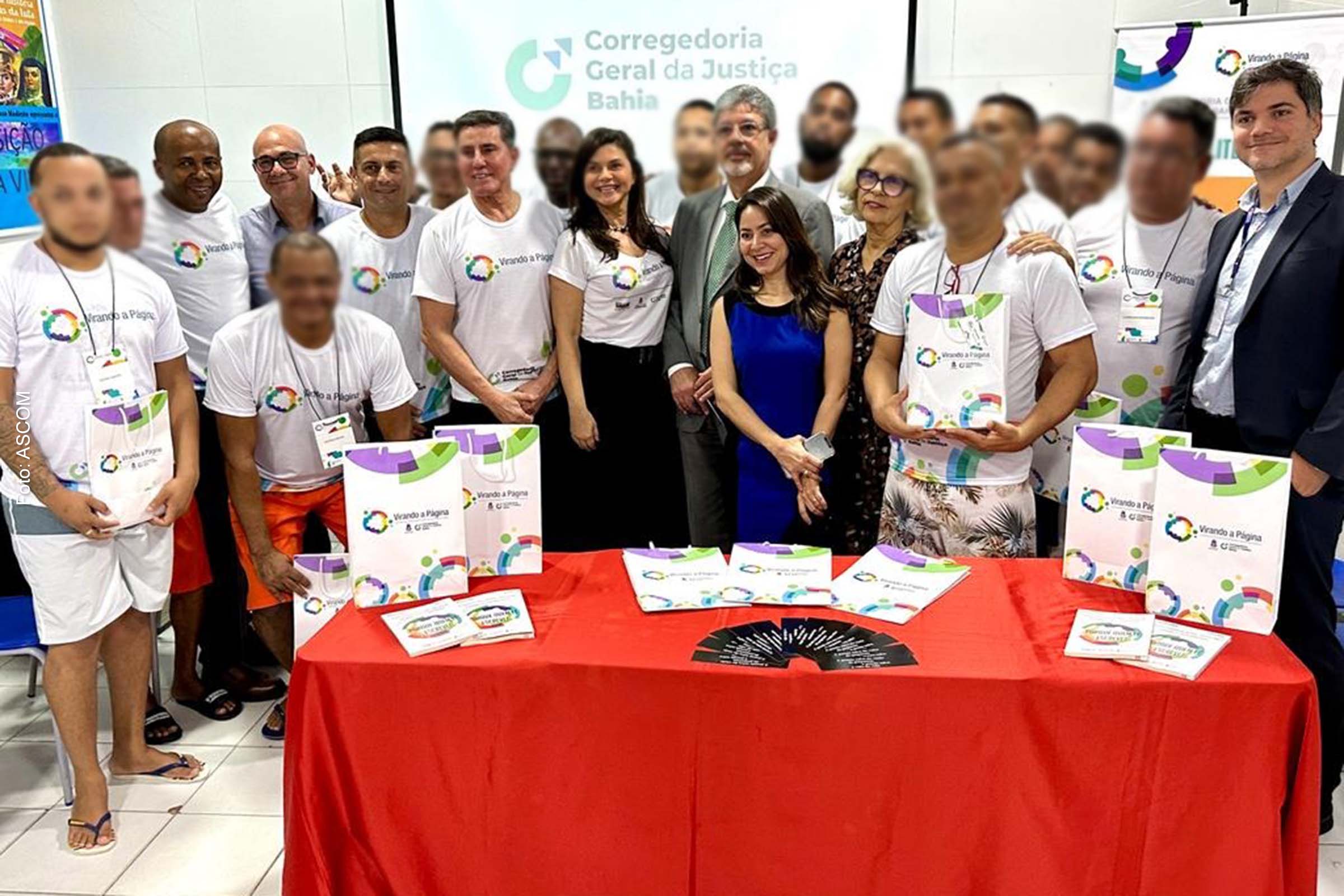 autoridades e internos reunidos em uma sala da escola do Complexo Masculino para o lançamento do livro.