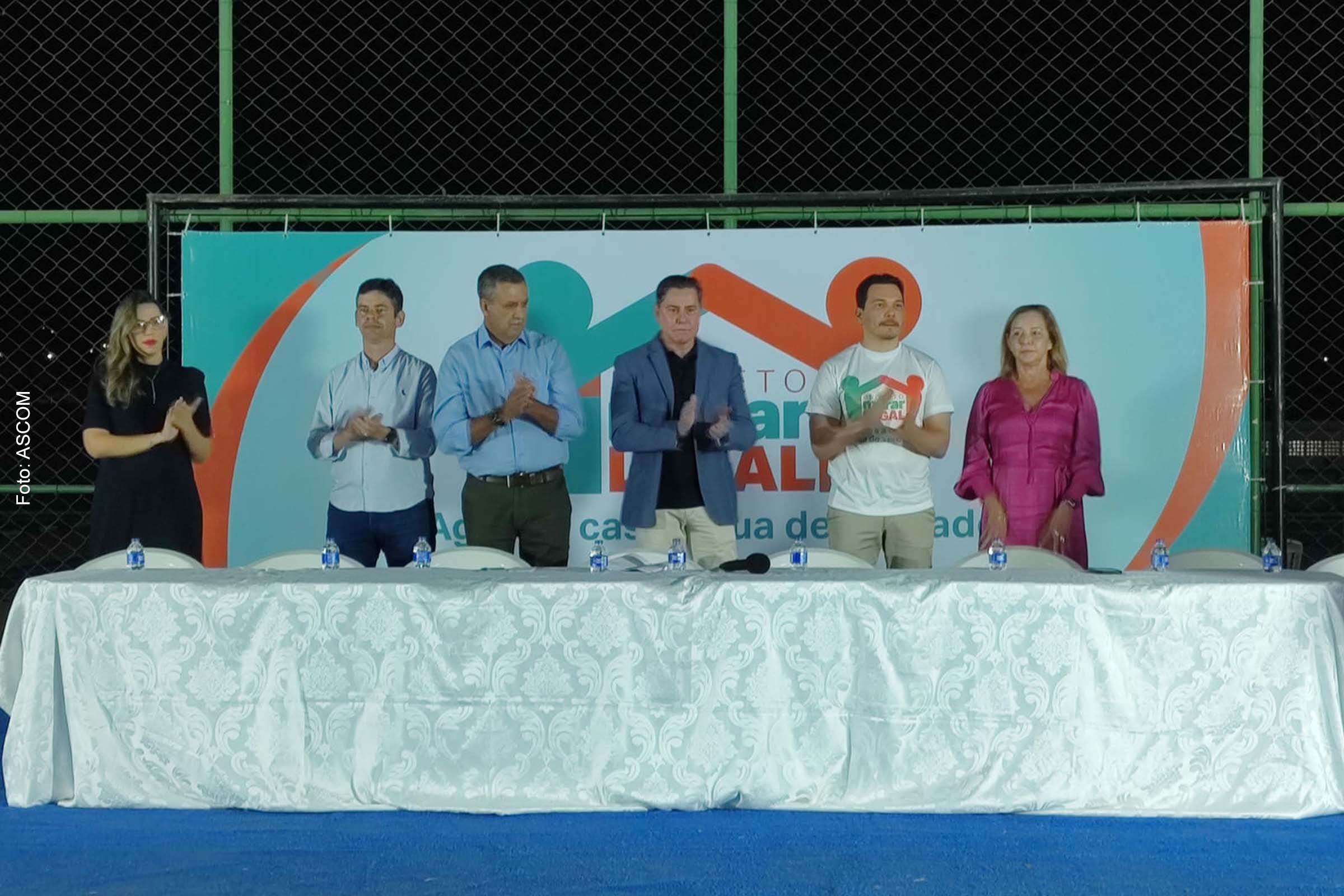 Desembargador José Edivaldo Rocha Rotondano, corregedor-geral, João Barbosa de Souza, prefeito da cidade de Barreiras e outros integrantes da mesa durante cerimônia de entrega de regularização dos imóveis.
