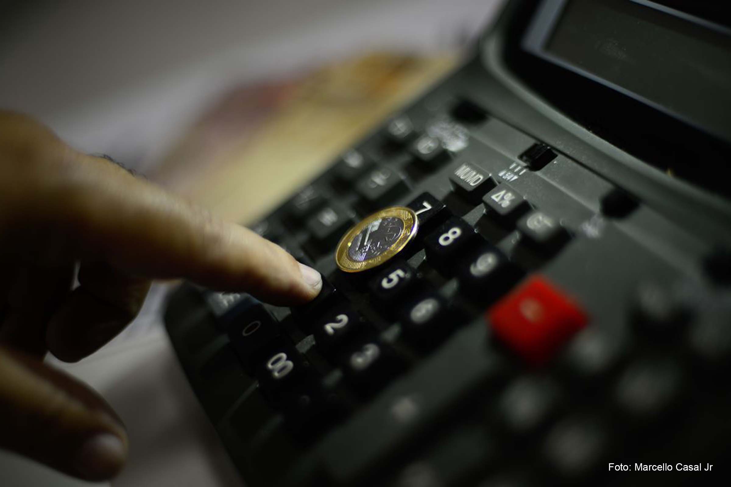 O juros alto é uma forma de controlar a inflação, pois desestimula o consumo e deixa o crédito mais caro.