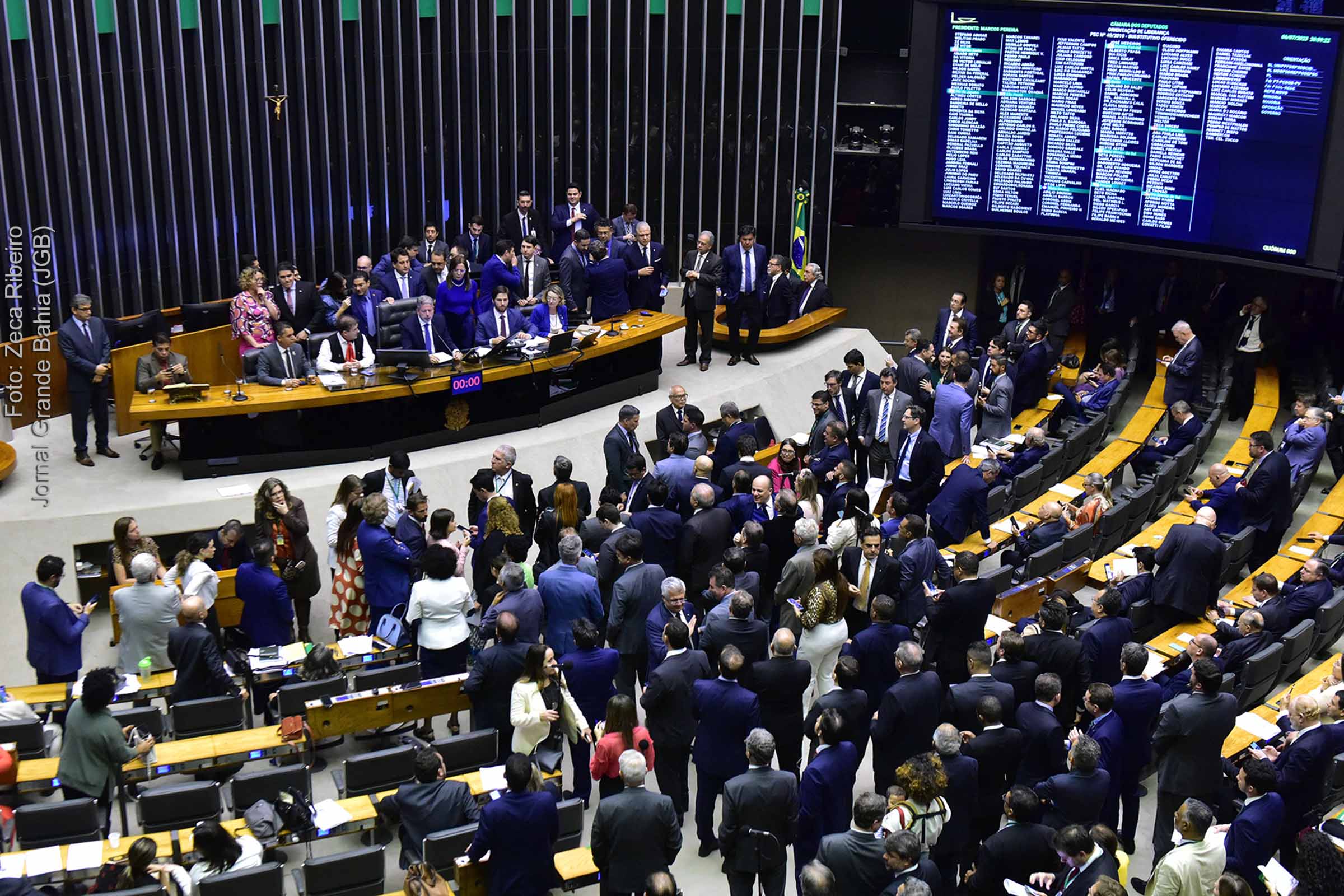 Discussão da Reforma Tributária em primeiro turno levou 11 horas e teve mais de 80 discursos na Câmara dos Deputados.