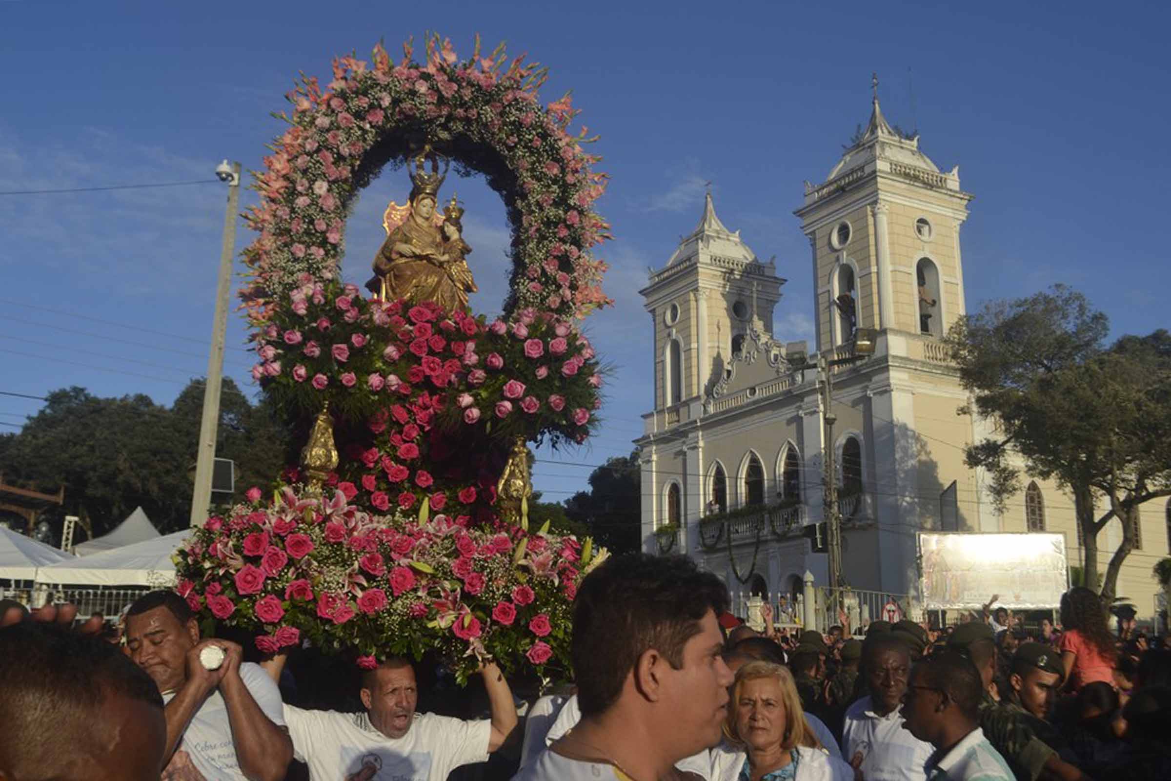 Em Feira de Santana, fiéis participam da procissão de Senhora Sant’Ana.