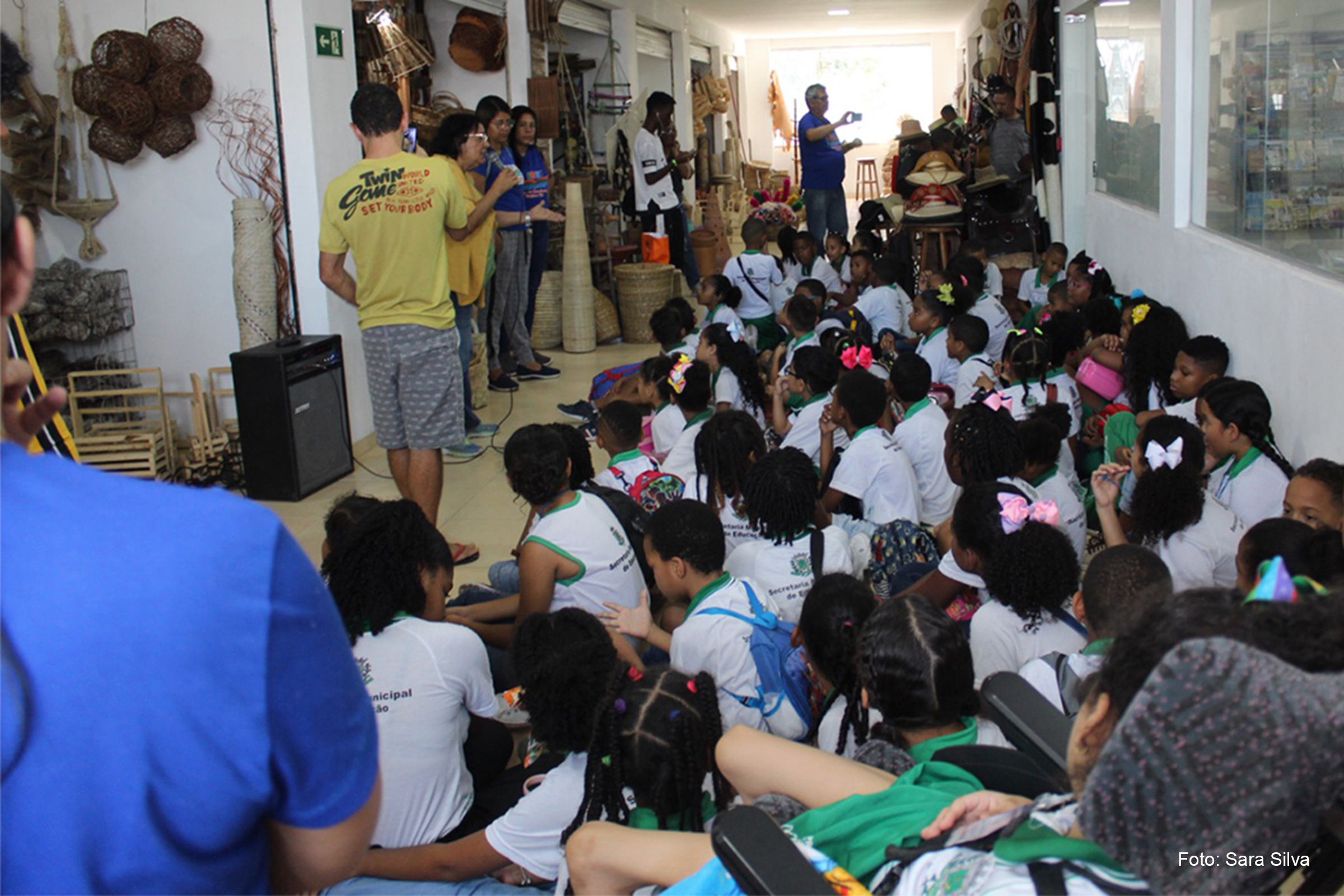 Além de visitar os boxes da galeria, que abriga 36 artesãos, os alunos ouviram sobre a história da cidade.