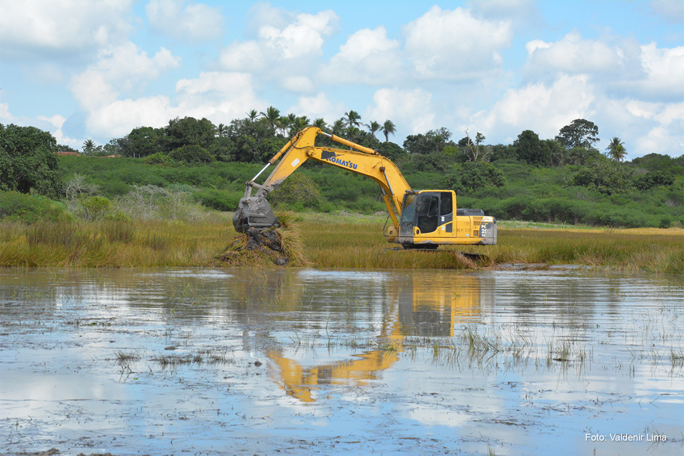 Quem passa pela avenida Noide Cerqueira consegue observar a máquina trabalhando em um dos pontos da Lagoa Salgada.