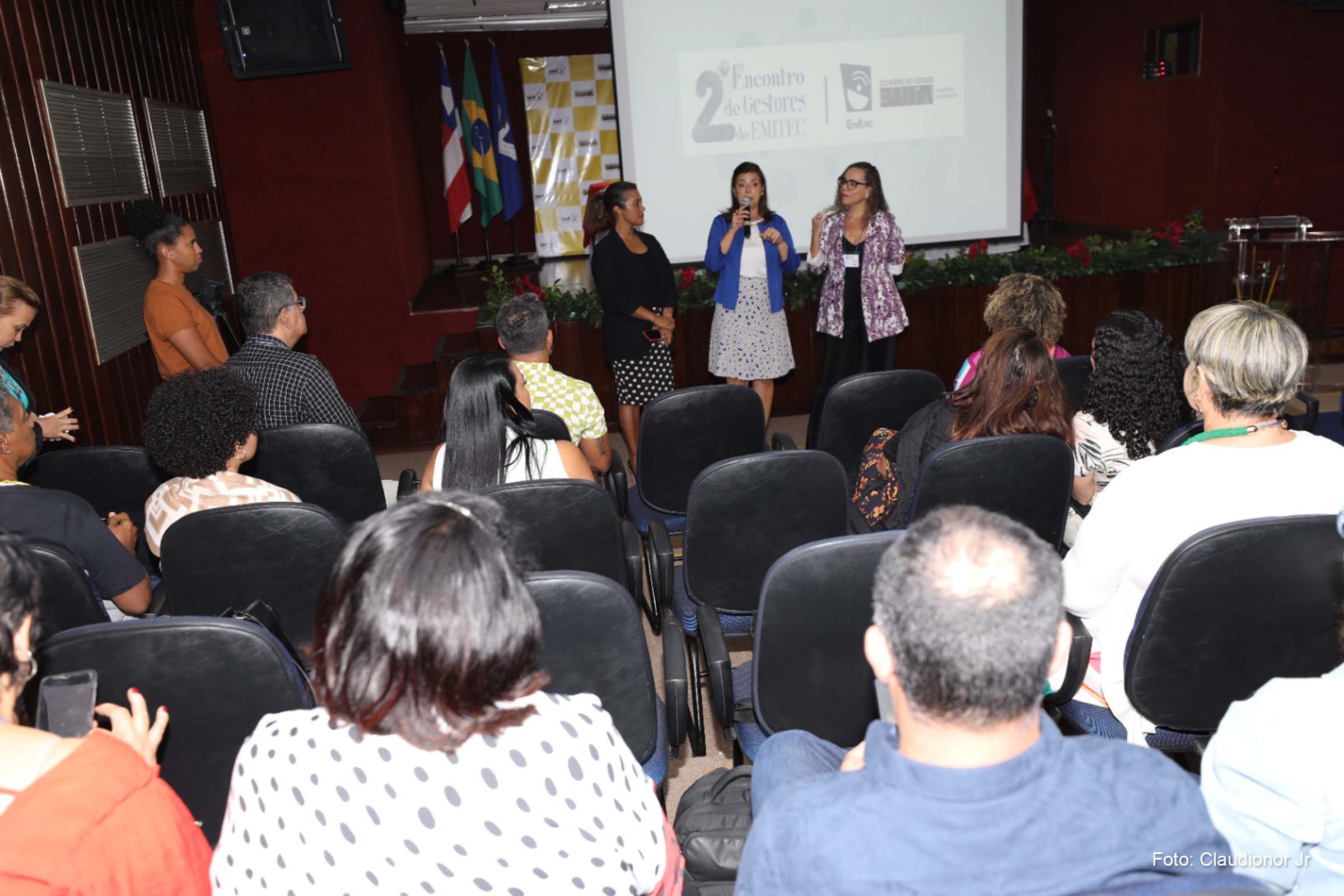 EMITEC conta com 1.005 turmas, espalhadas por 330 localidades, em 127 municípios baianos.
