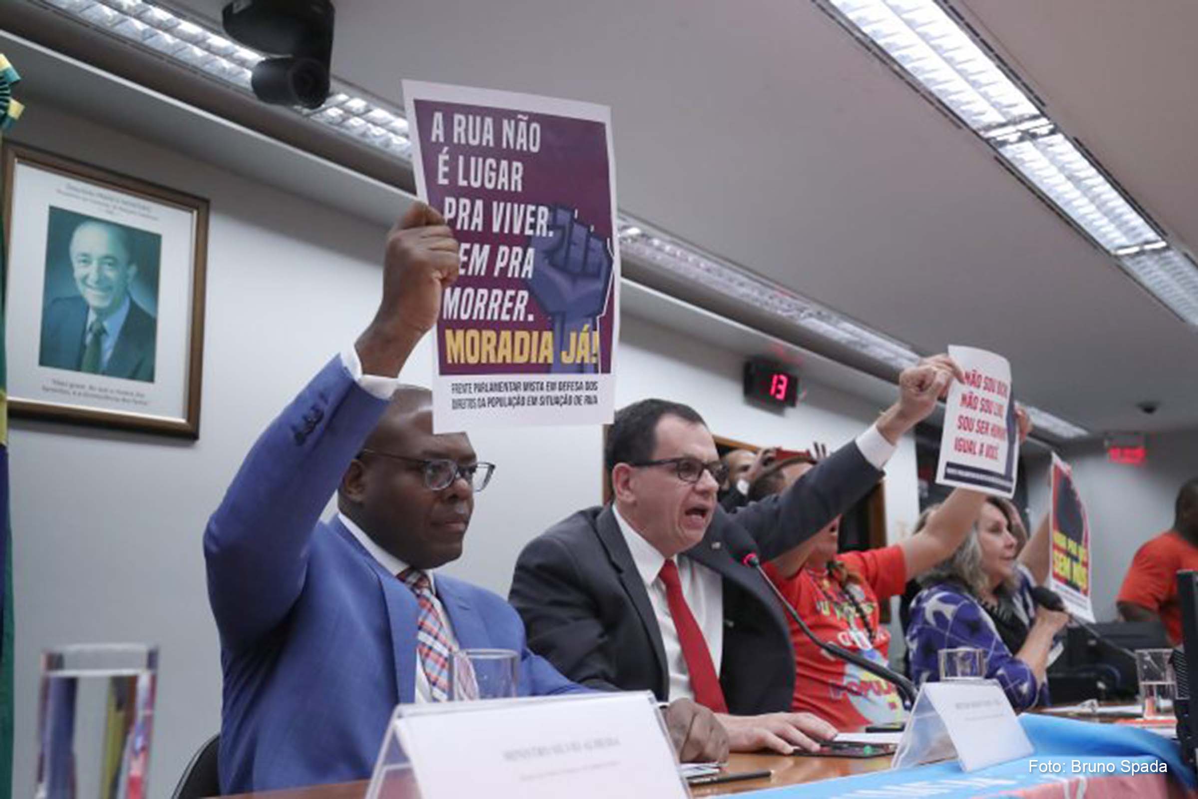O ministro Sílvio Almeida e o deputado Reimont durante lançamento da frente.
