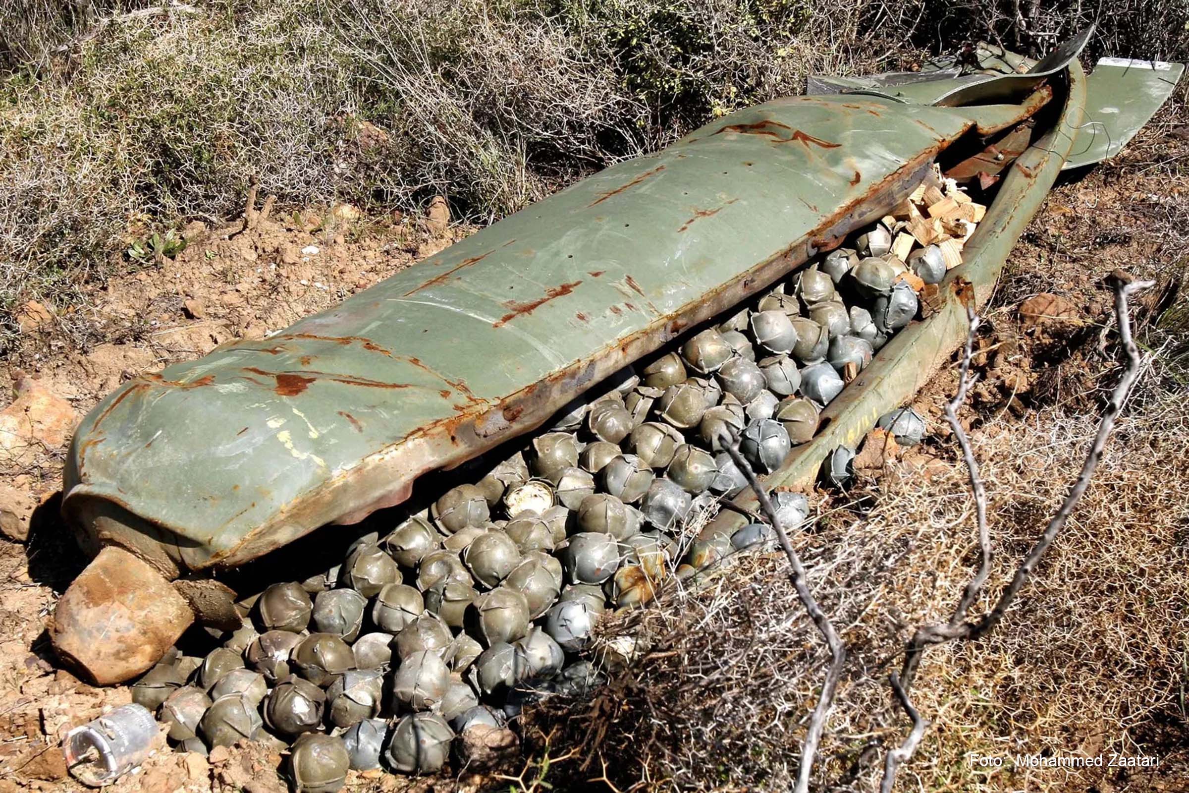 Uma munição ou bomba de fragmentação é uma arma extremamente letal que contém várias submunições explosivas ou minibombas.