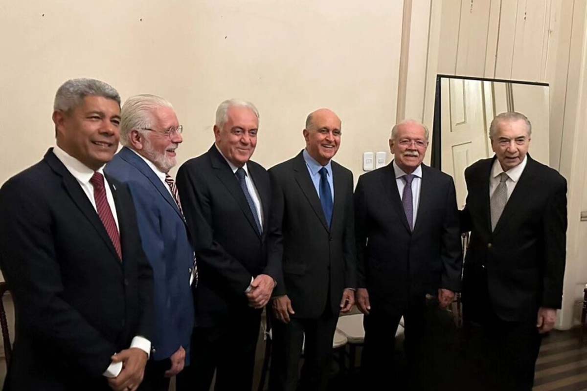 Governador Jerônimo Rodrigues laurea com a Comenda 2 de Julho, figuras baianas sem divergências politicas como João Durval e Jacques Wagner entre outros.