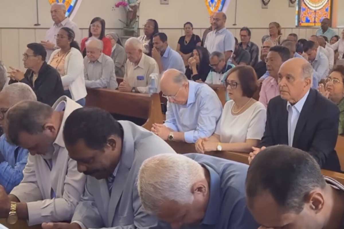 Celebração do aniversário dos 72 anos do ex-prefeito Jose Ronaldo de Carvalho, uma missa aconteceu na Capela Nossa Senhora de Lourdes onde estavam sua esposa Ivanete, familiares e amigos como o ex-governador Paulo Souto.