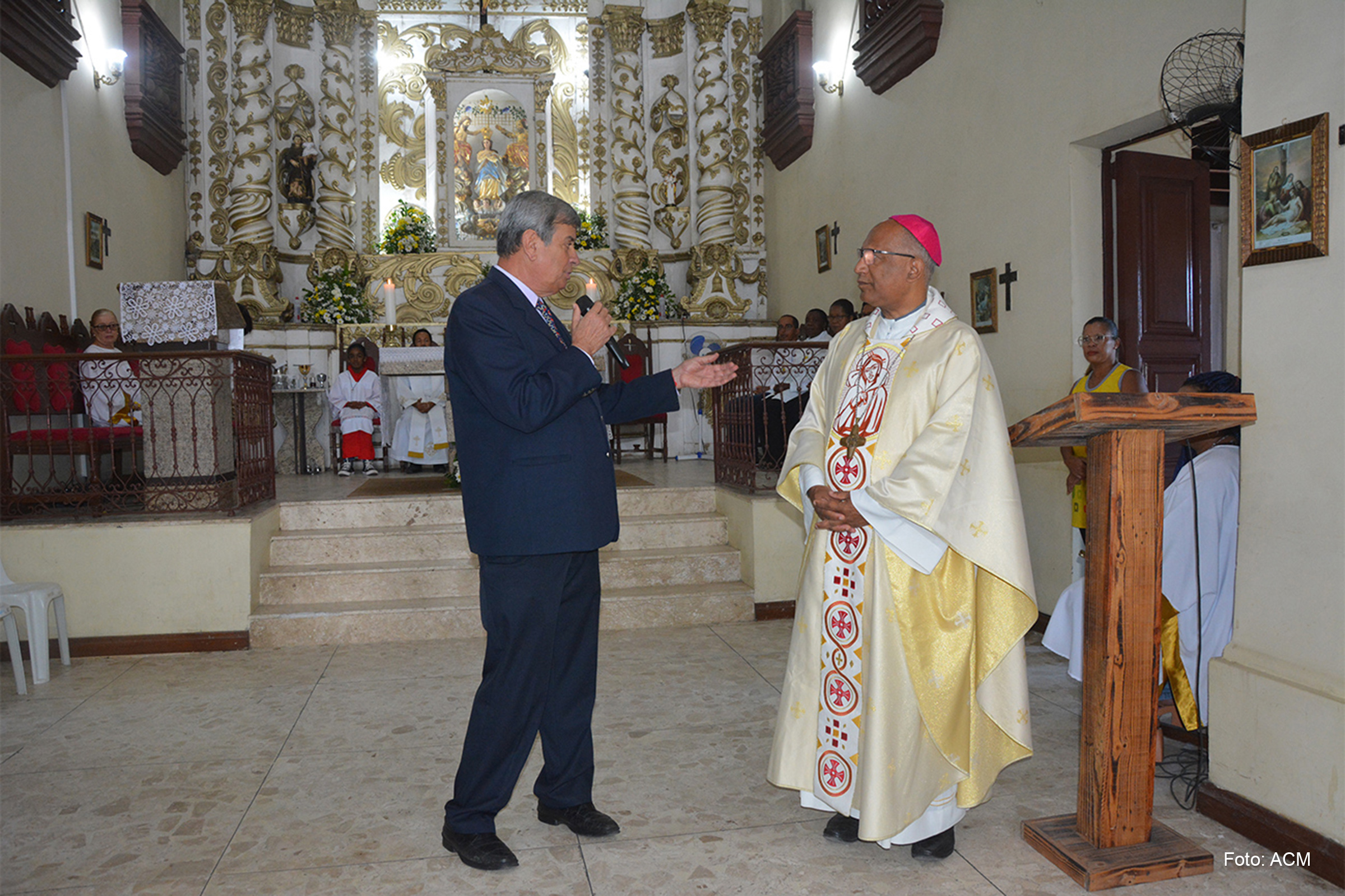 Prefeito Colbert Martins acompanhou o ato litúrgico na Igreja Matriz Nossa Senhora dos Humildes, presidida pelo arcebispo Dom Zanoni Demettino.