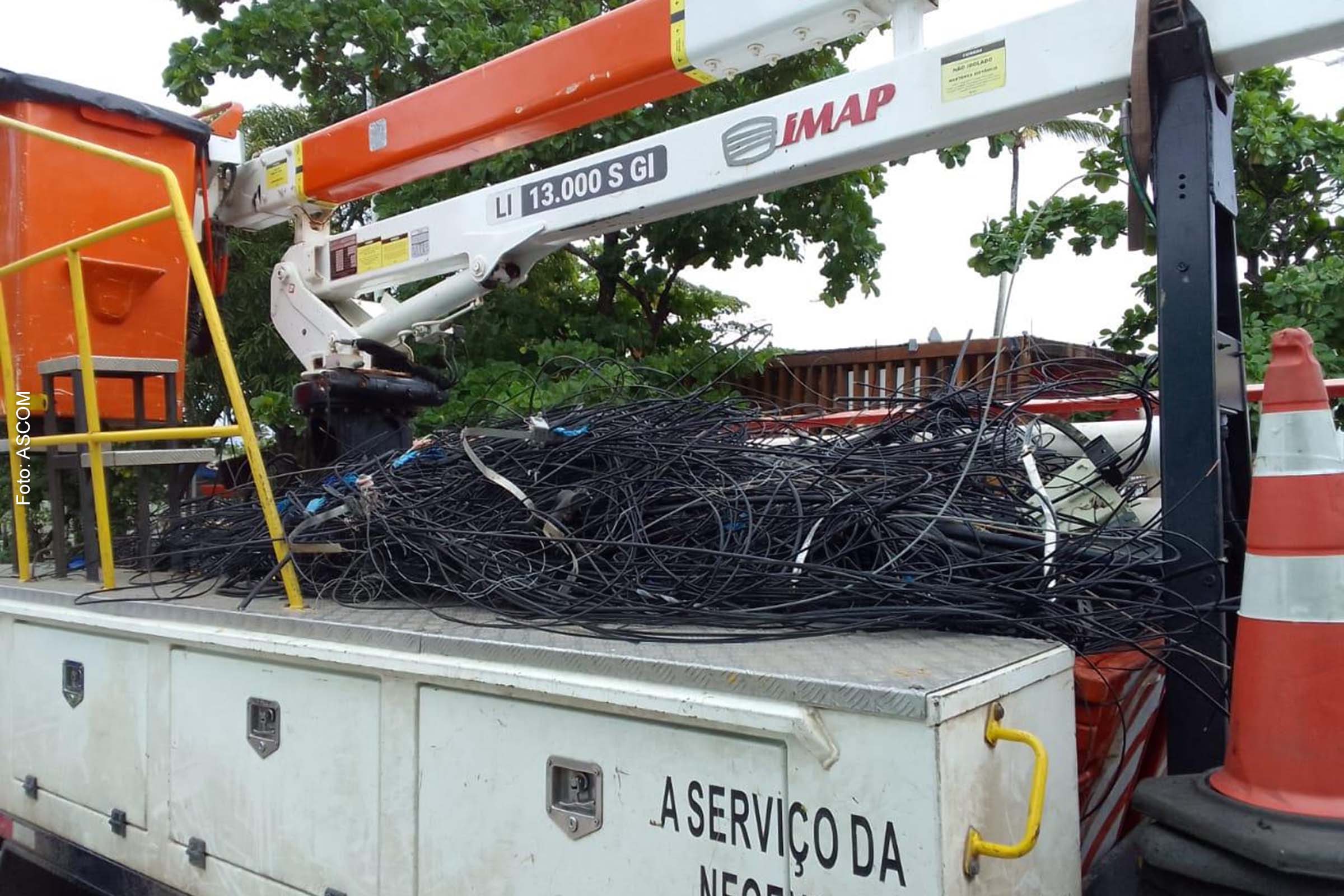 A Neoenergia Coelba destaca a importância do envolvimento dos clientes no combate a essas instalações irregulares.